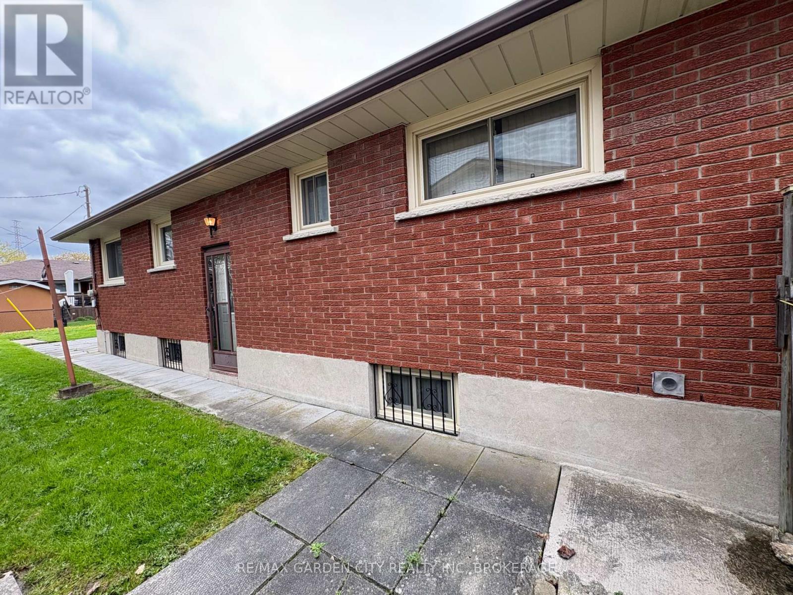 69 Strathmore Crescent, Welland, Ontario  L3B 1B9 - Photo 3 - X13074490