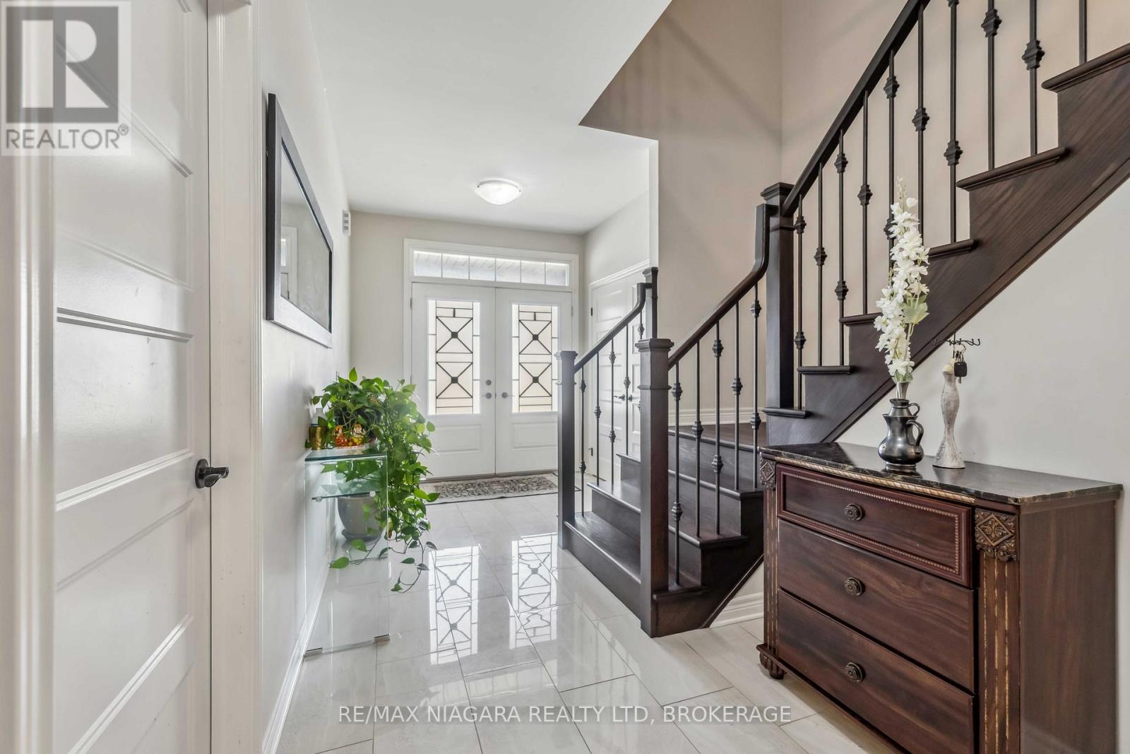1 Hopkins Street, Thorold, Ontario  L2V 0E6 - Photo 3 - X13075096