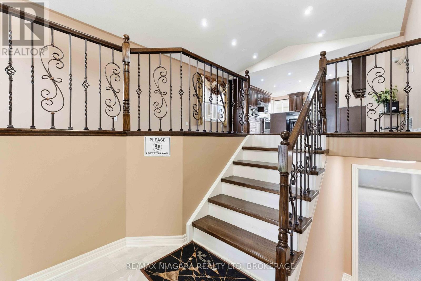 8253 Costabile Drive, Niagara Falls, Ontario  L2H 3L2 - Photo 2 - X13106652