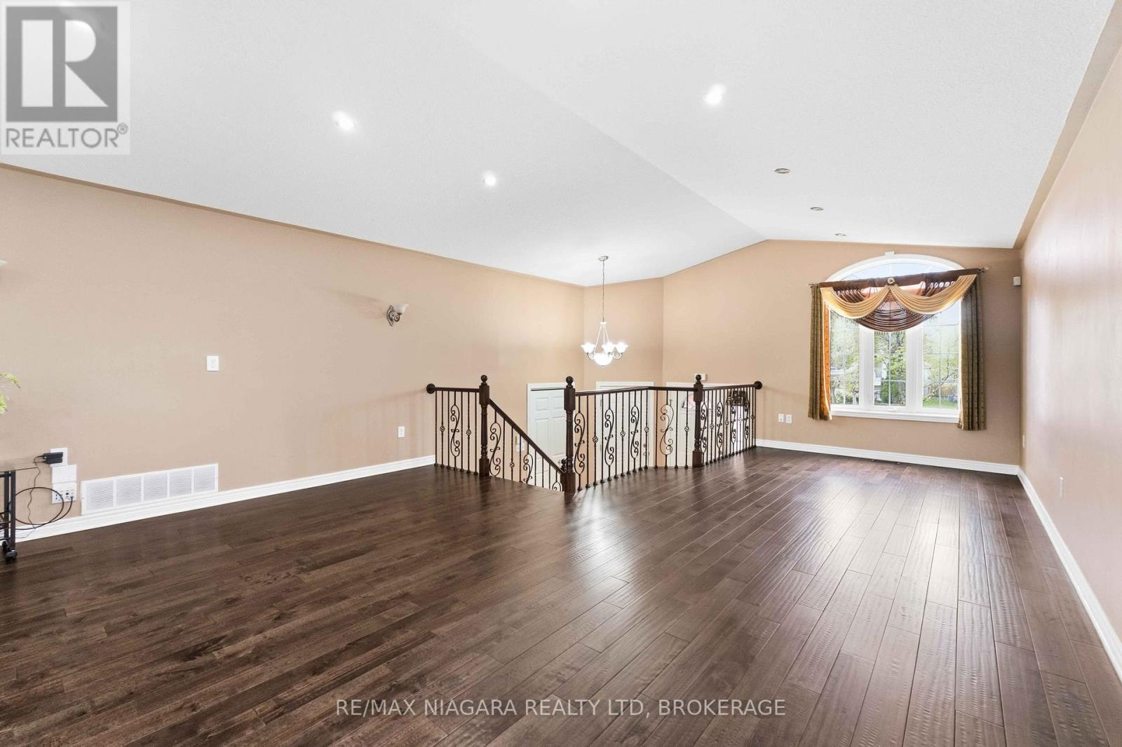 8253 Costabile Drive, Niagara Falls, Ontario  L2H 3L2 - Photo 4 - X13106652
