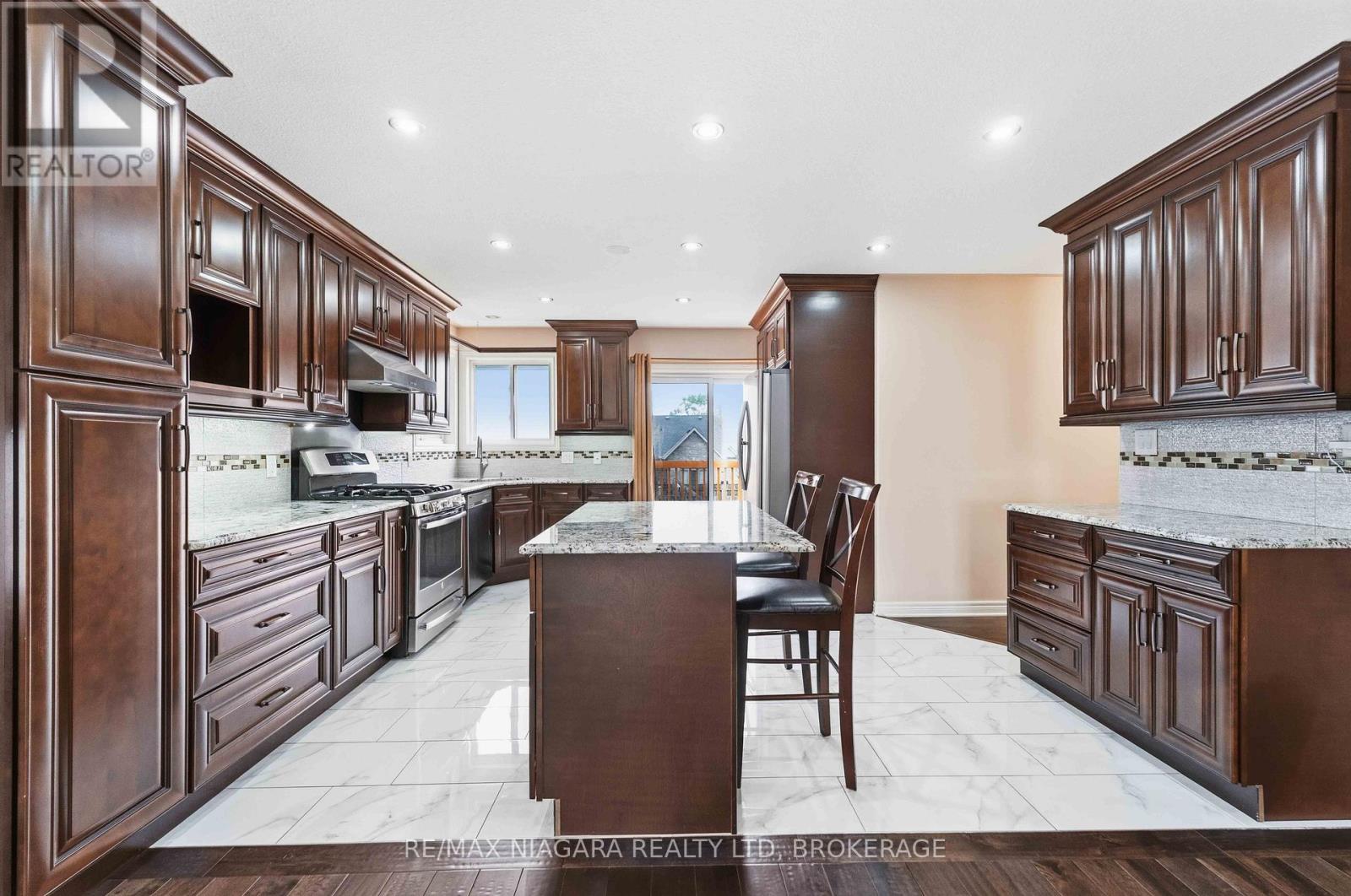 8253 Costabile Drive, Niagara Falls, Ontario  L2H 3L2 - Photo 6 - X13106652