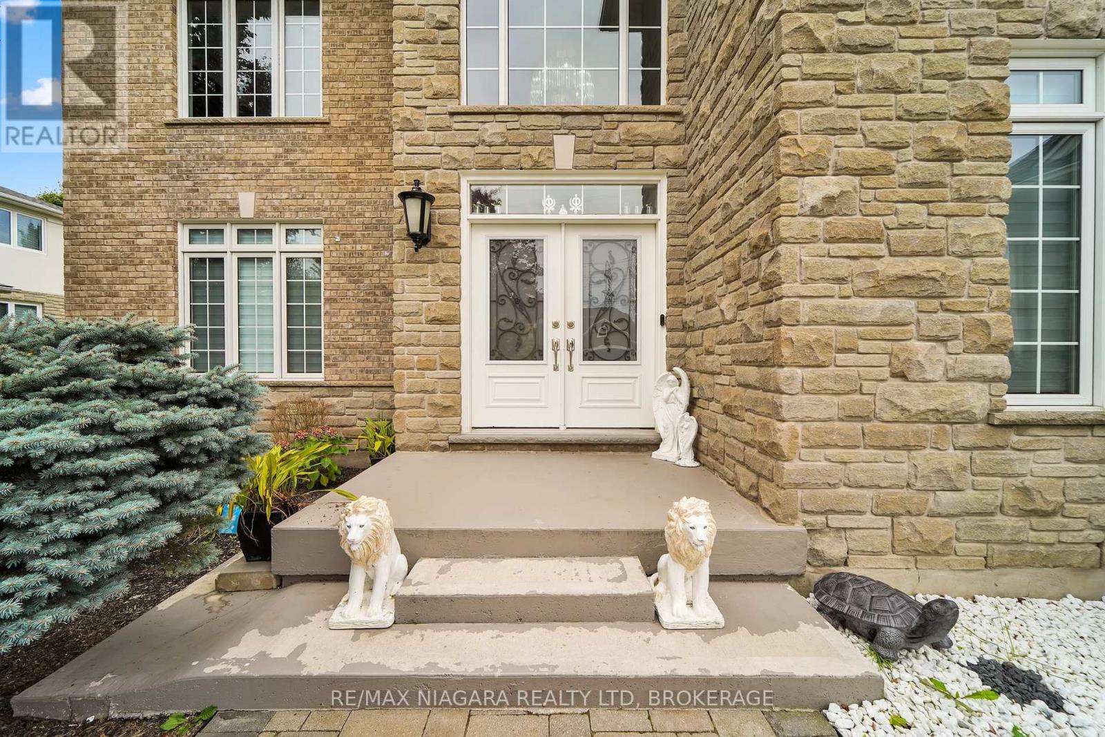 8018 Cathedral Drive, Niagara Falls, Ontario  L2H 2Z2 - Photo 3 - X13109754