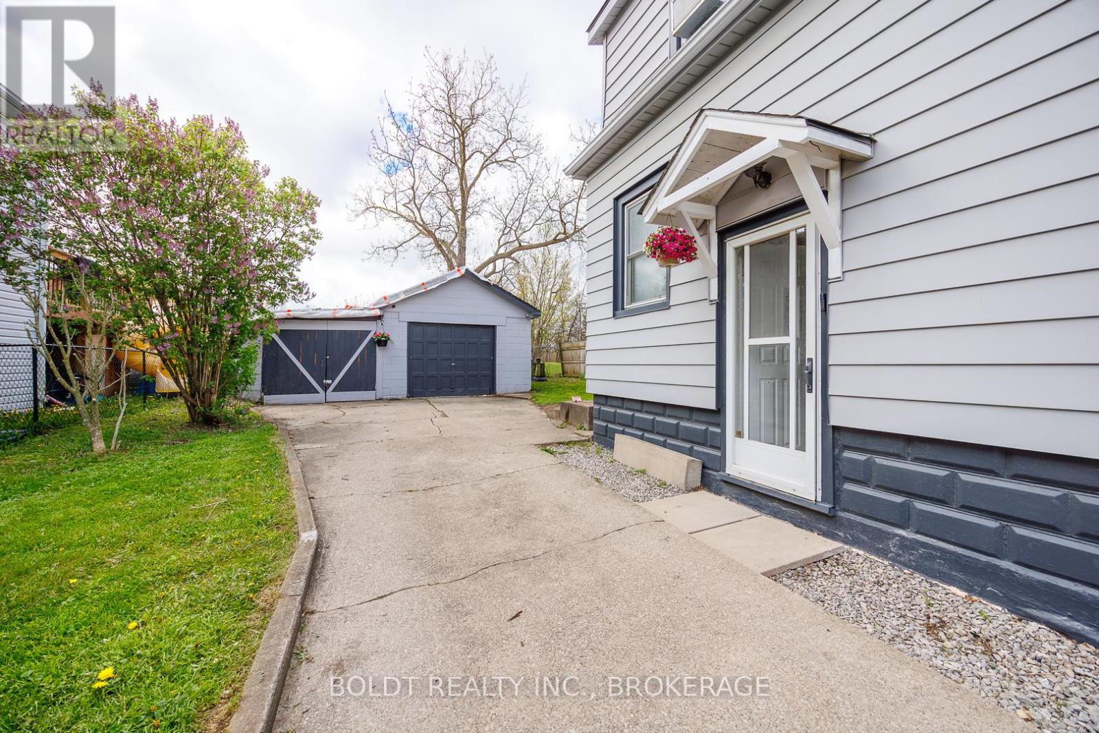 142 Clara Street, Thorold, Ontario  L2V 1K3 - Photo 3 - X13110374