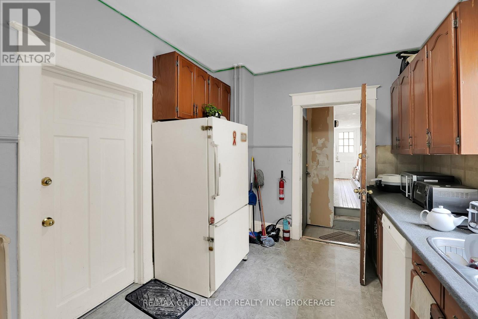 213 Geneva Street, St. Catharines, Ontario  L2R 4P9 - Photo 5 - X13140390