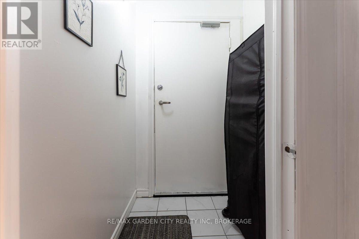 43 York Street, St. Catharines, Ontario  L2R 6C2 - Photo 3 - X13140394