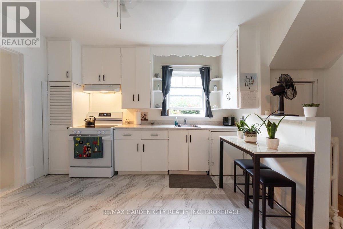 43 York Street, St. Catharines, Ontario  L2R 6C2 - Photo 4 - X13140394