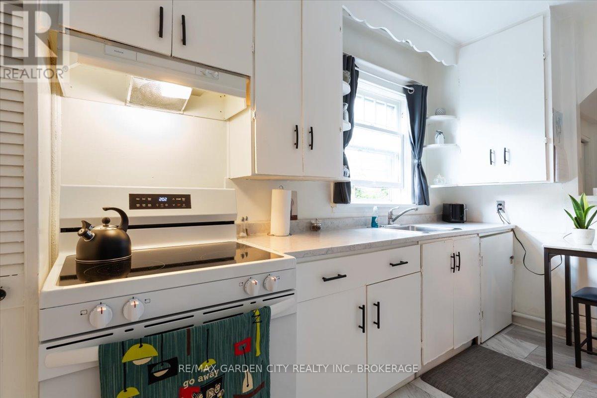 43 York Street, St. Catharines, Ontario  L2R 6C2 - Photo 5 - X13140394