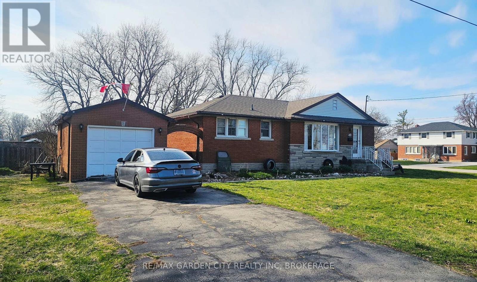 49 WHITTAKER AVENUE, Grimsby, Ontario