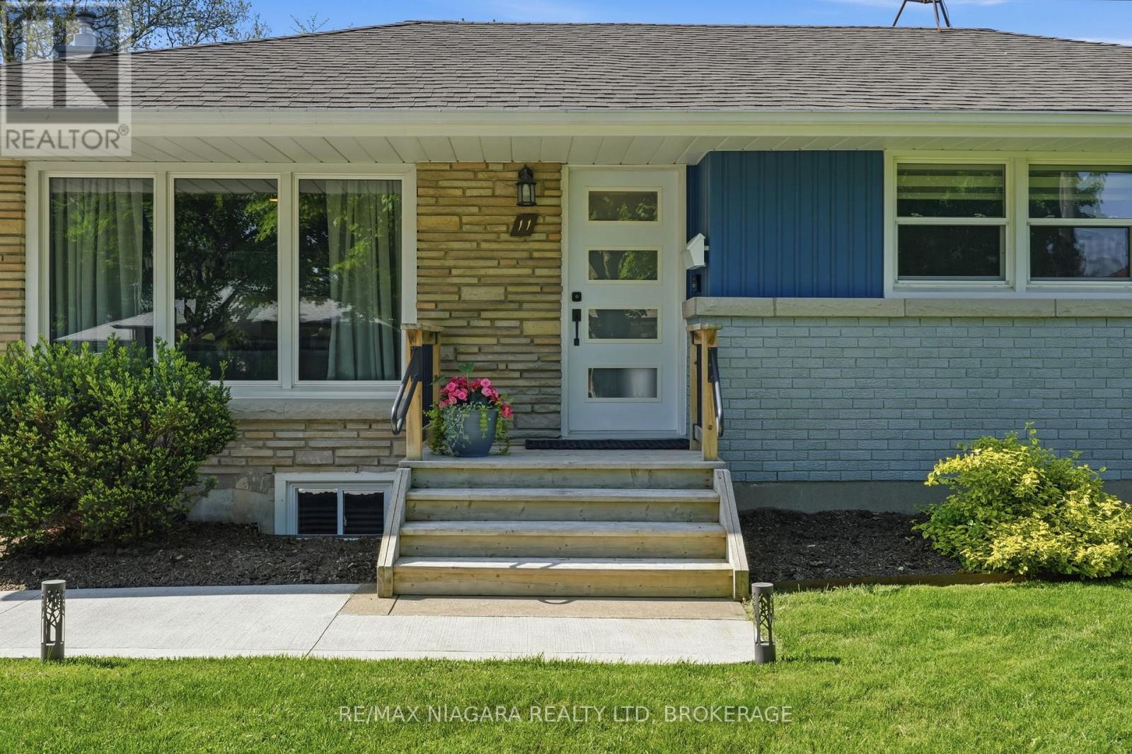 11 Brucedale Avenue, St. Catharines, Ontario  L2M 2Z4 - Photo 2 - X13153726
