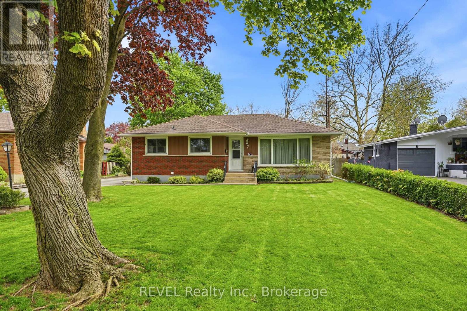 7 Brucedale Avenue, St. Catharines, Ontario  L2M 2Z4 - Photo 2 - X13164394