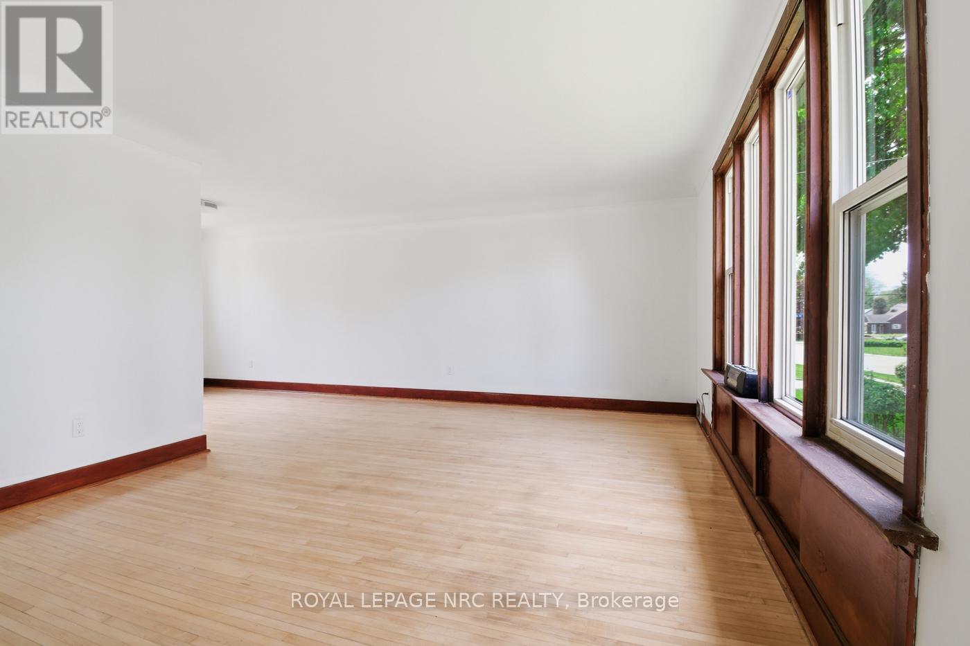 6010 Carlton Avenue, Niagara Falls, Ontario  L2G 5J5 - Photo 3 - X13168014