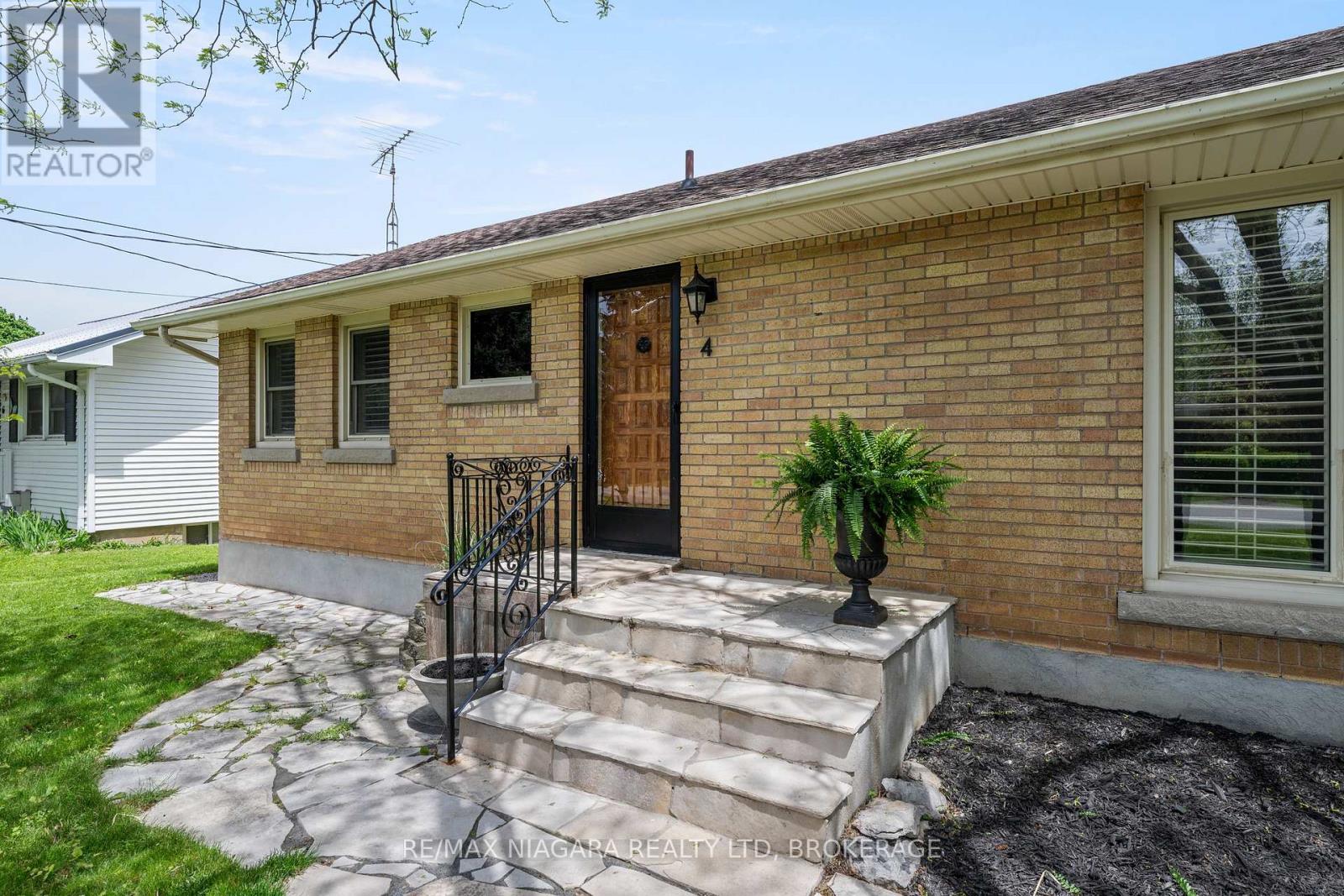 4 Mackie Street, St. Catharines, Ontario  L2N 5N5 - Photo 5 - X13169732