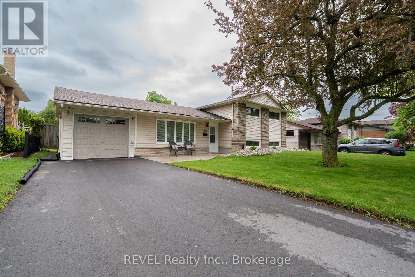4480 Queensway Gardens, Niagara Falls, Ontario  L2E 6P7 - Photo 2 - X13206370
