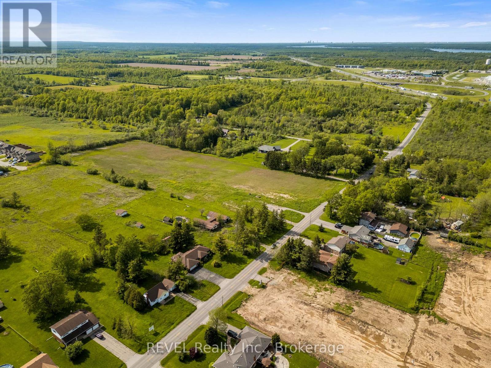 1257 Pettit Road W, Fort Erie, Ontario  L2A 5A4 - Photo 2 - X13228984