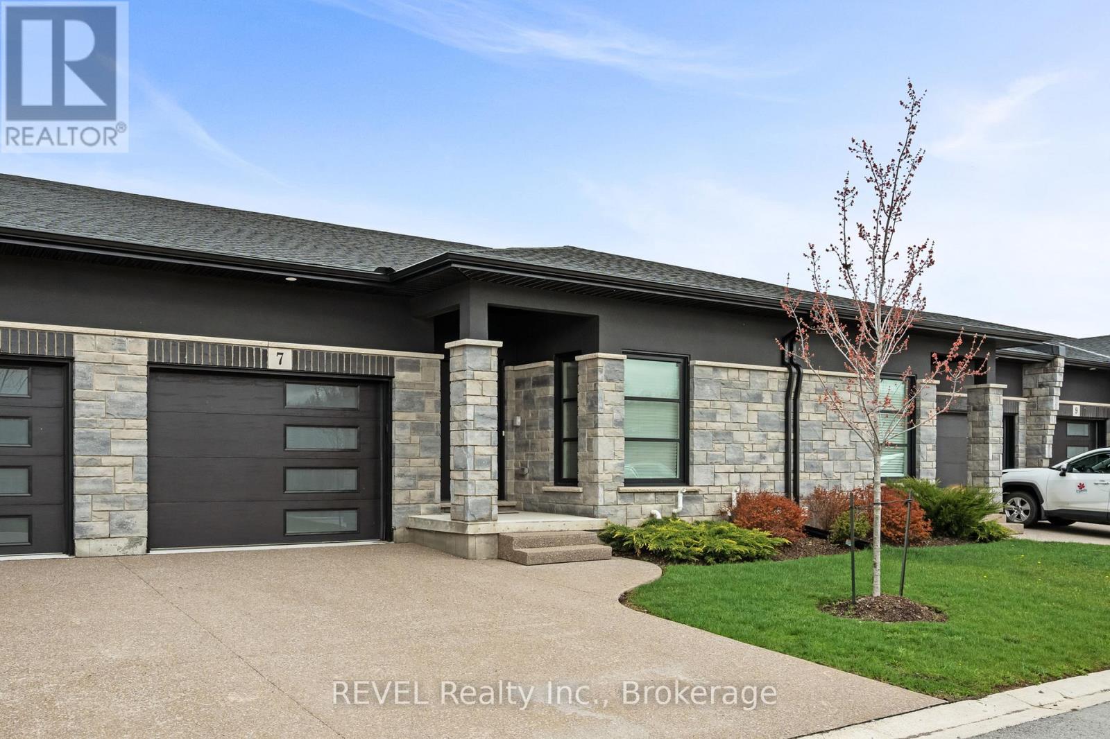 7 - 7138 Parsa Street E, Niagara Falls, Ontario  L2H 3W1 - Photo 2 - X13229282