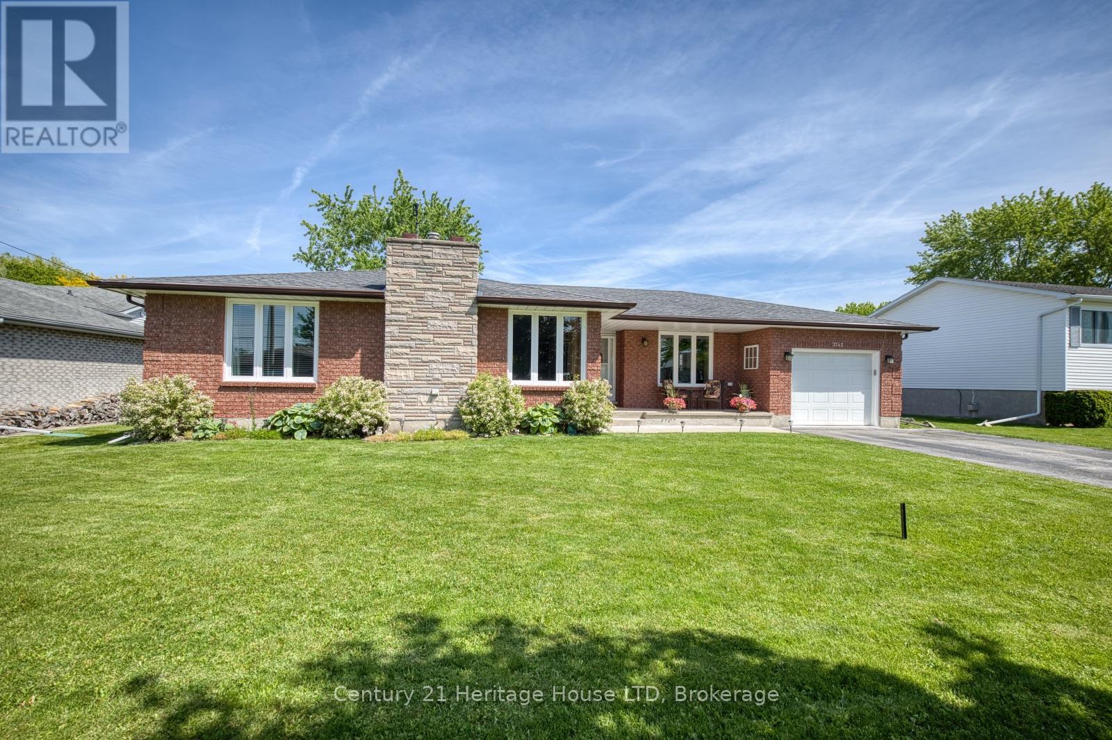 3742 Black Creek Road, Fort Erie, Ontario  L0S 1S0 - Photo 2 - X13232982