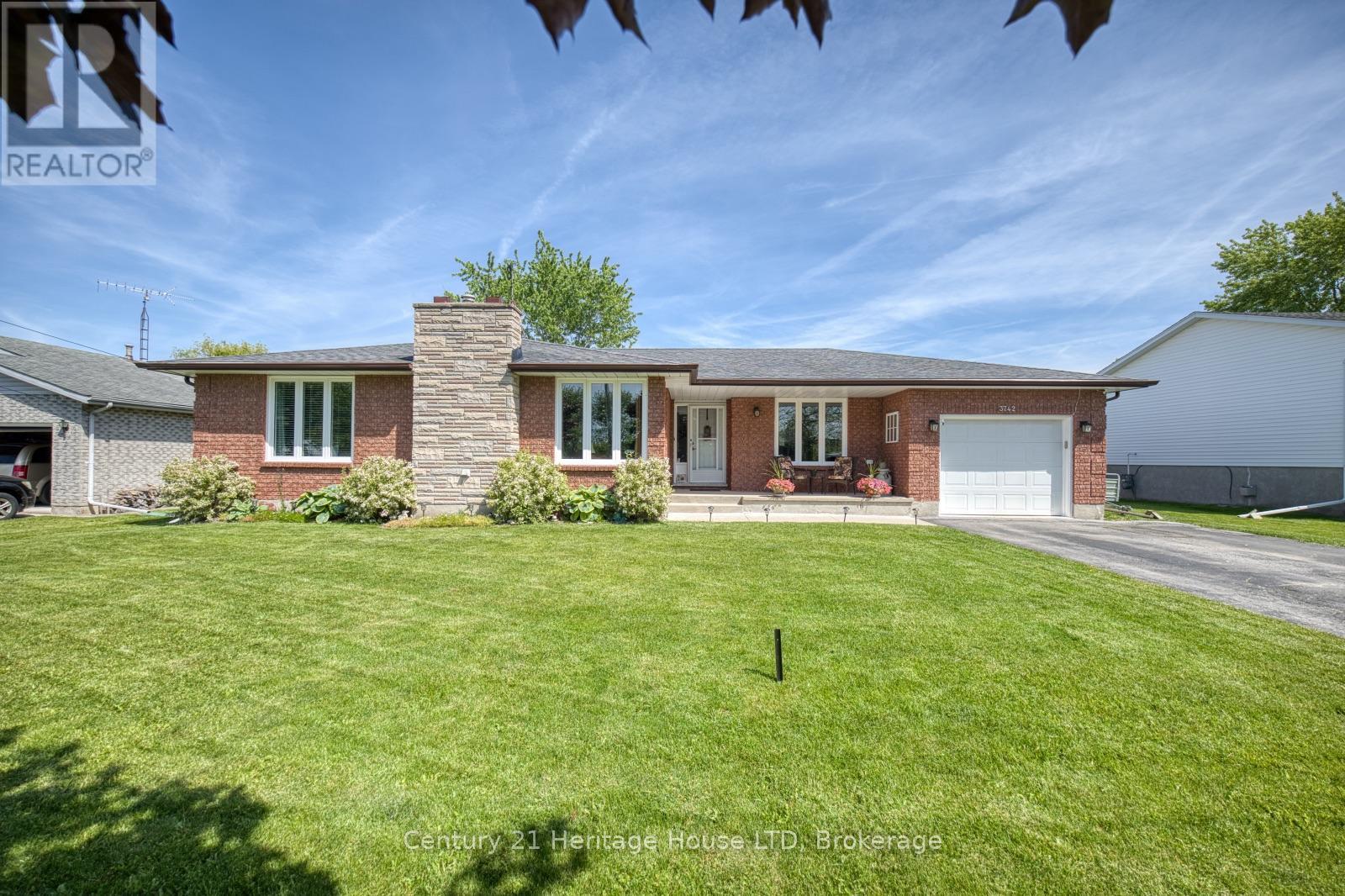 3742 Black Creek Road, Fort Erie, Ontario  L0S 1S0 - Photo 3 - X13232982