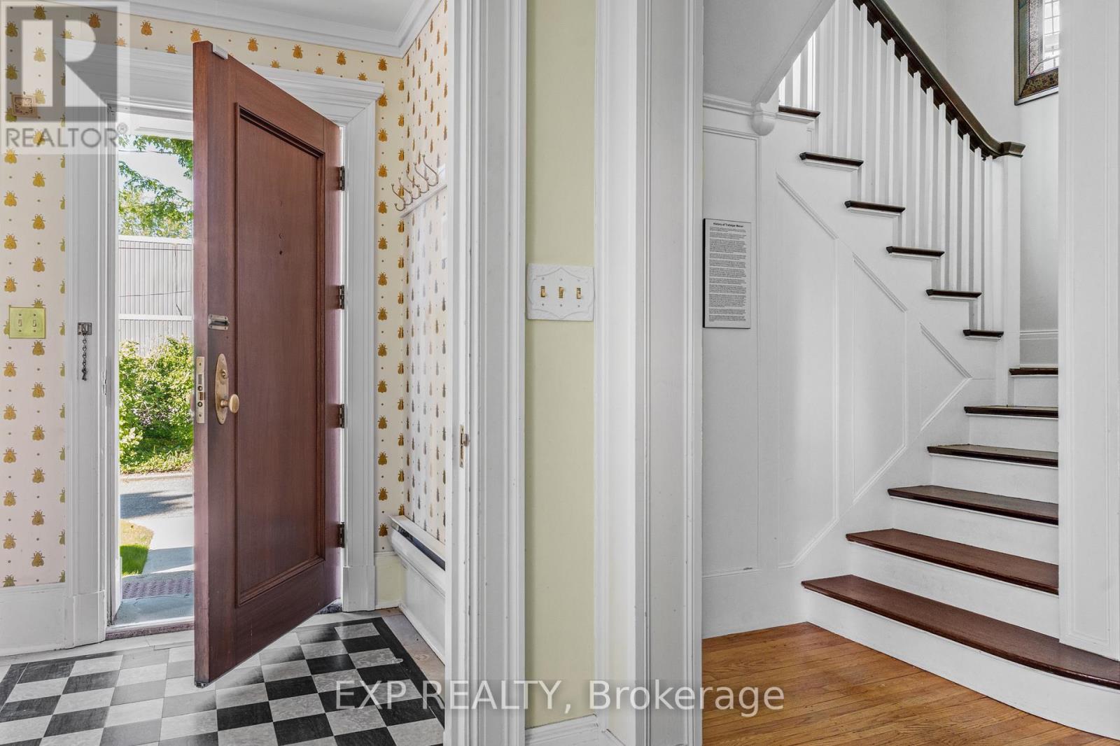 15 Trafalgar Street, St. Catharines, Ontario  L2R 3L9 - Photo 5 - X13237130