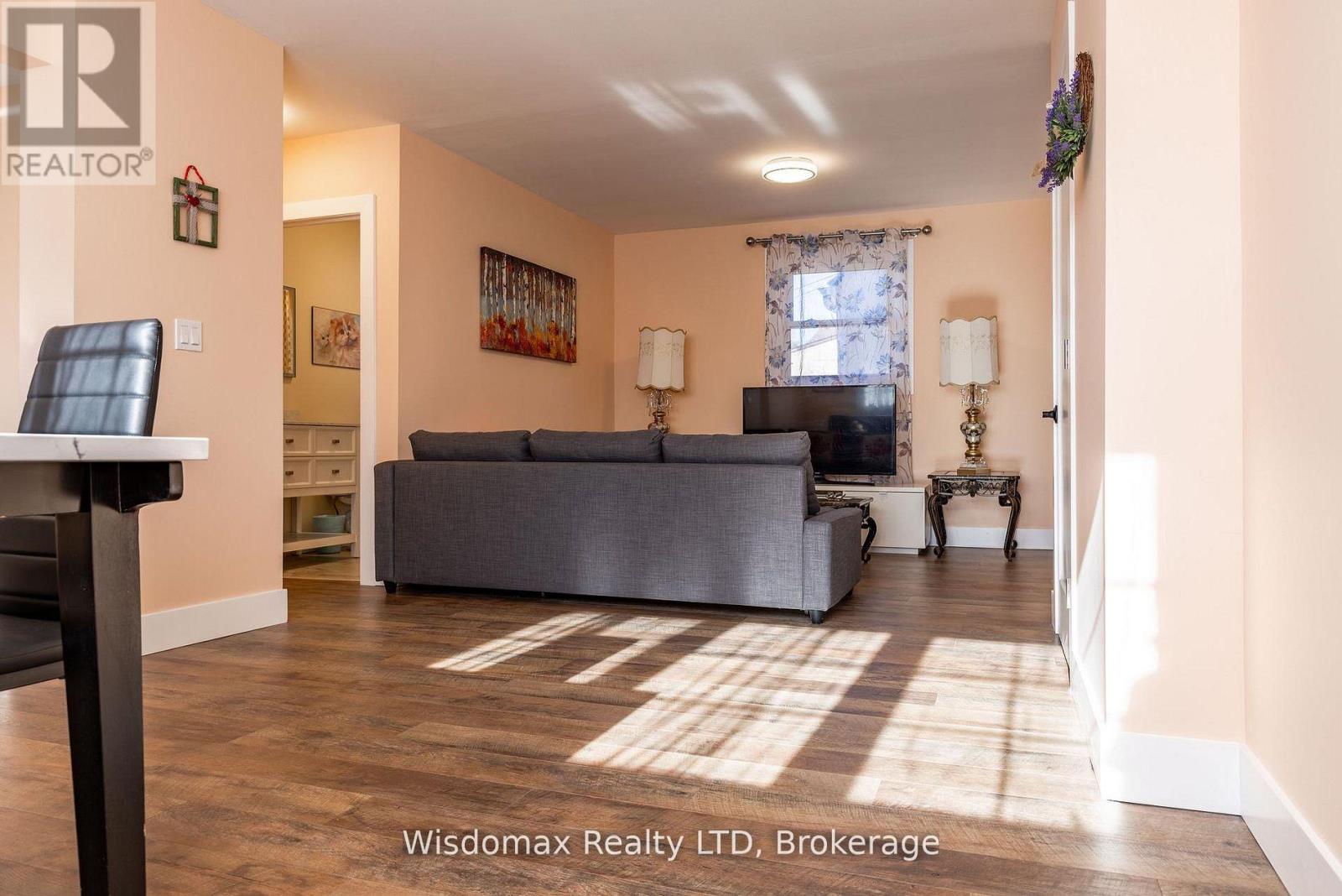 5291 Stamford Street, Niagara Falls, Ontario  L2E 1N2 - Photo 2 - X13243756