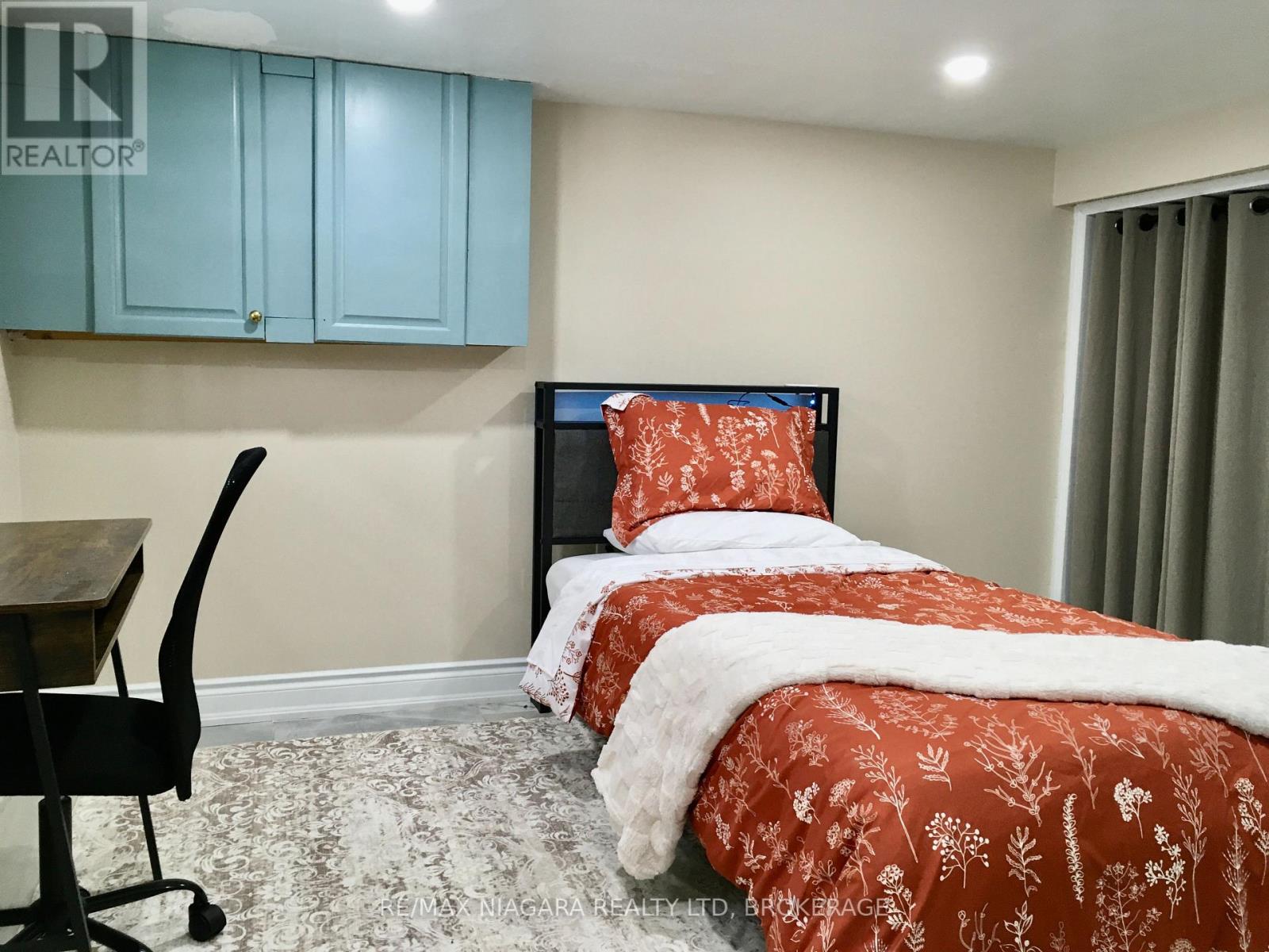 Bedroom 2 - 3968 St Peter Avenue, Niagara Falls, Ontario  L2J 2N8 - Photo 10 - X13248814