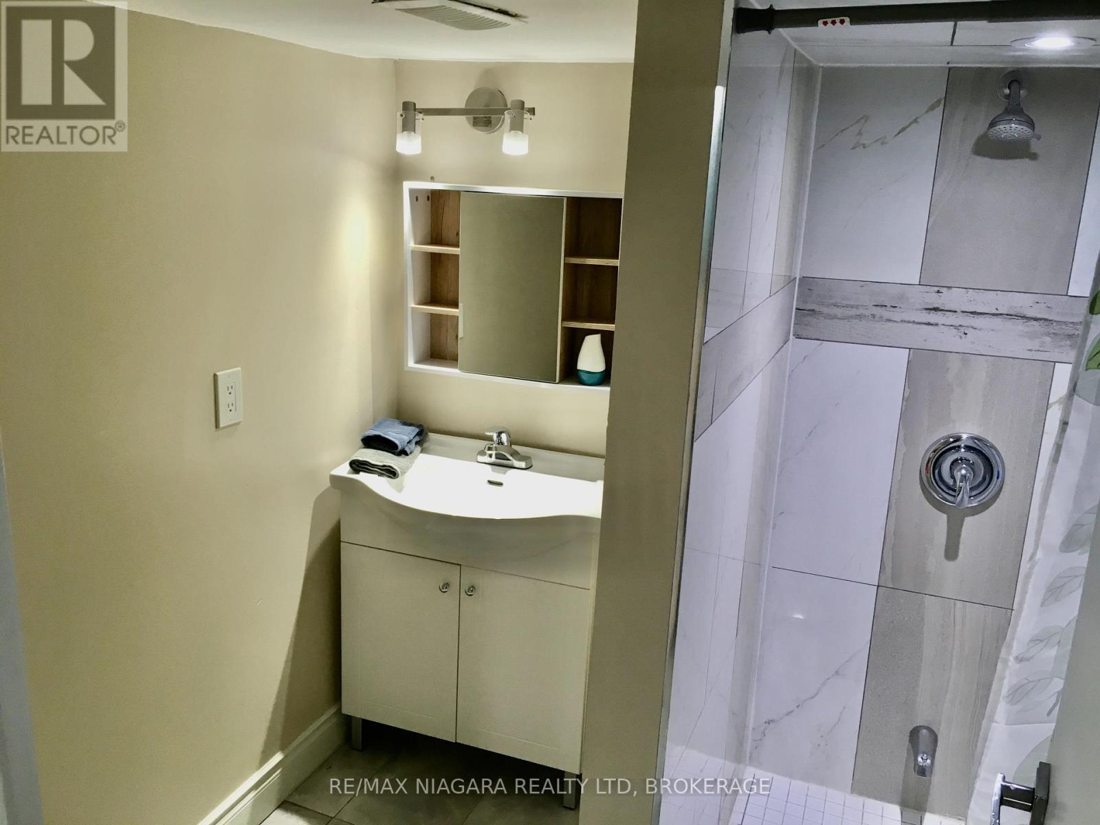 Bedroom 2 - 3968 St Peter Avenue, Niagara Falls, Ontario  L2J 2N8 - Photo 18 - X13248814
