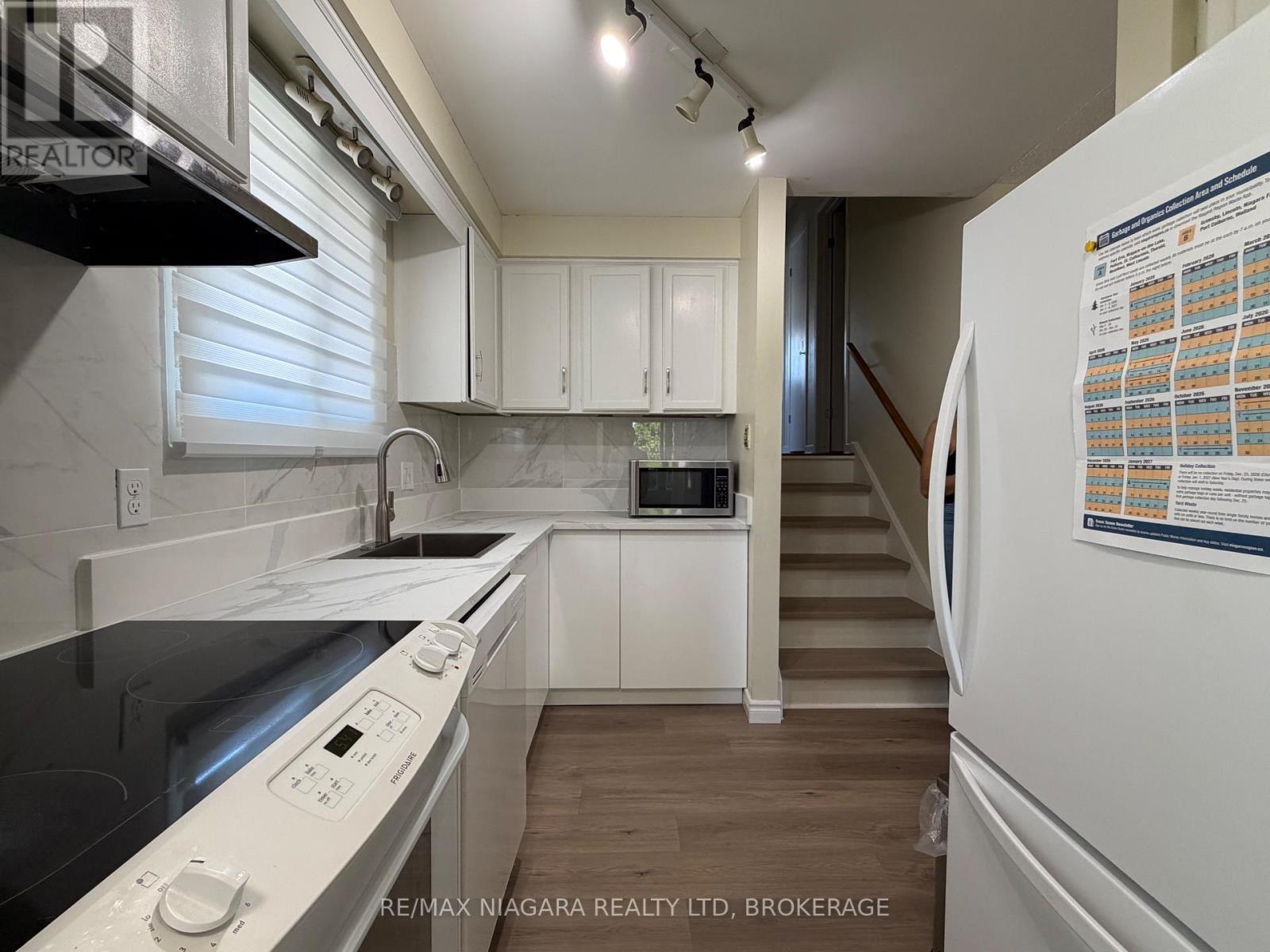 Upper - 27 Nottingham Court, Welland, Ontario  L3C 5X4 - Photo 3 - X13411432