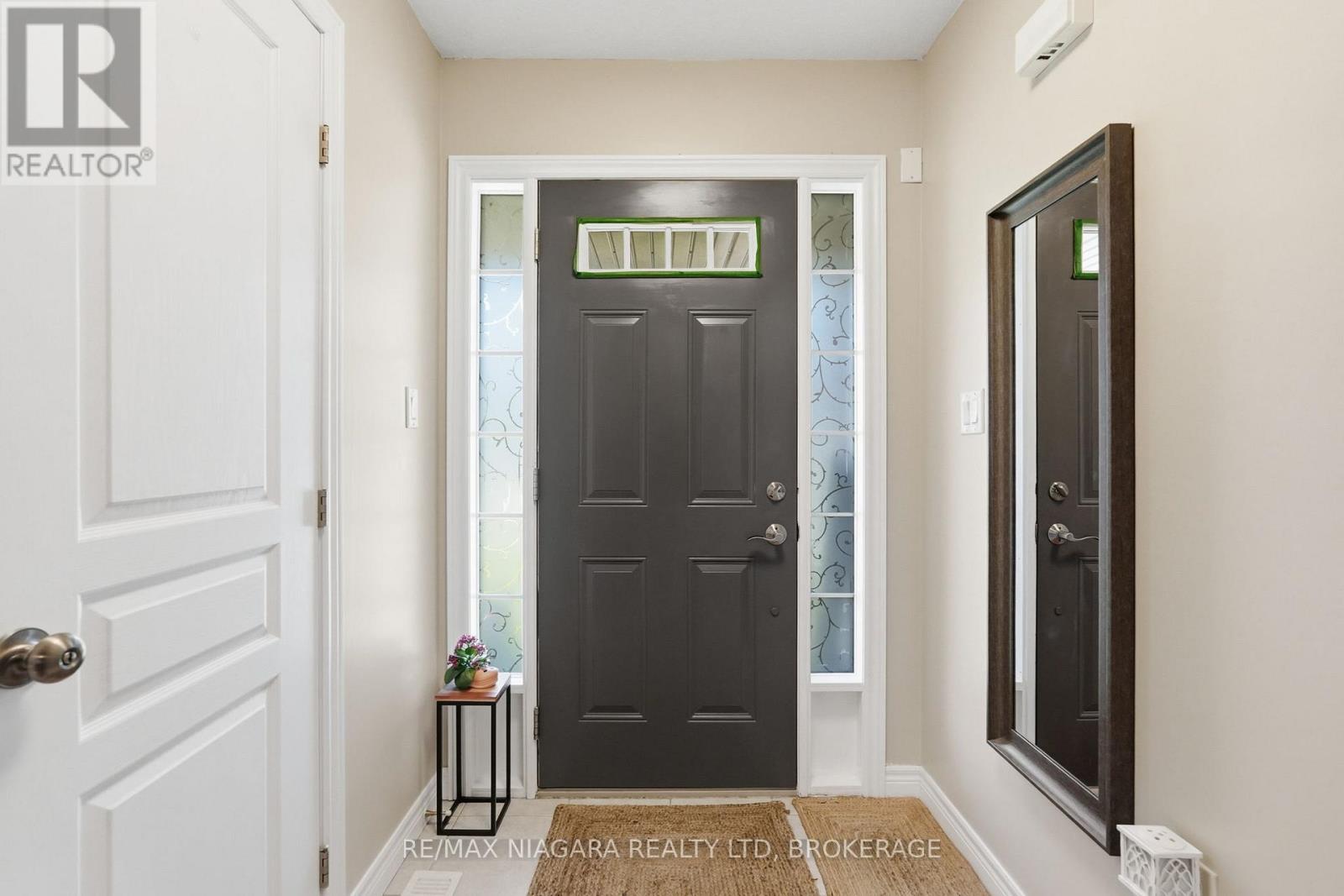 49 Cedar Street, Grimsby, Ontario  L3M 3X8 - Photo 4 - X13418582