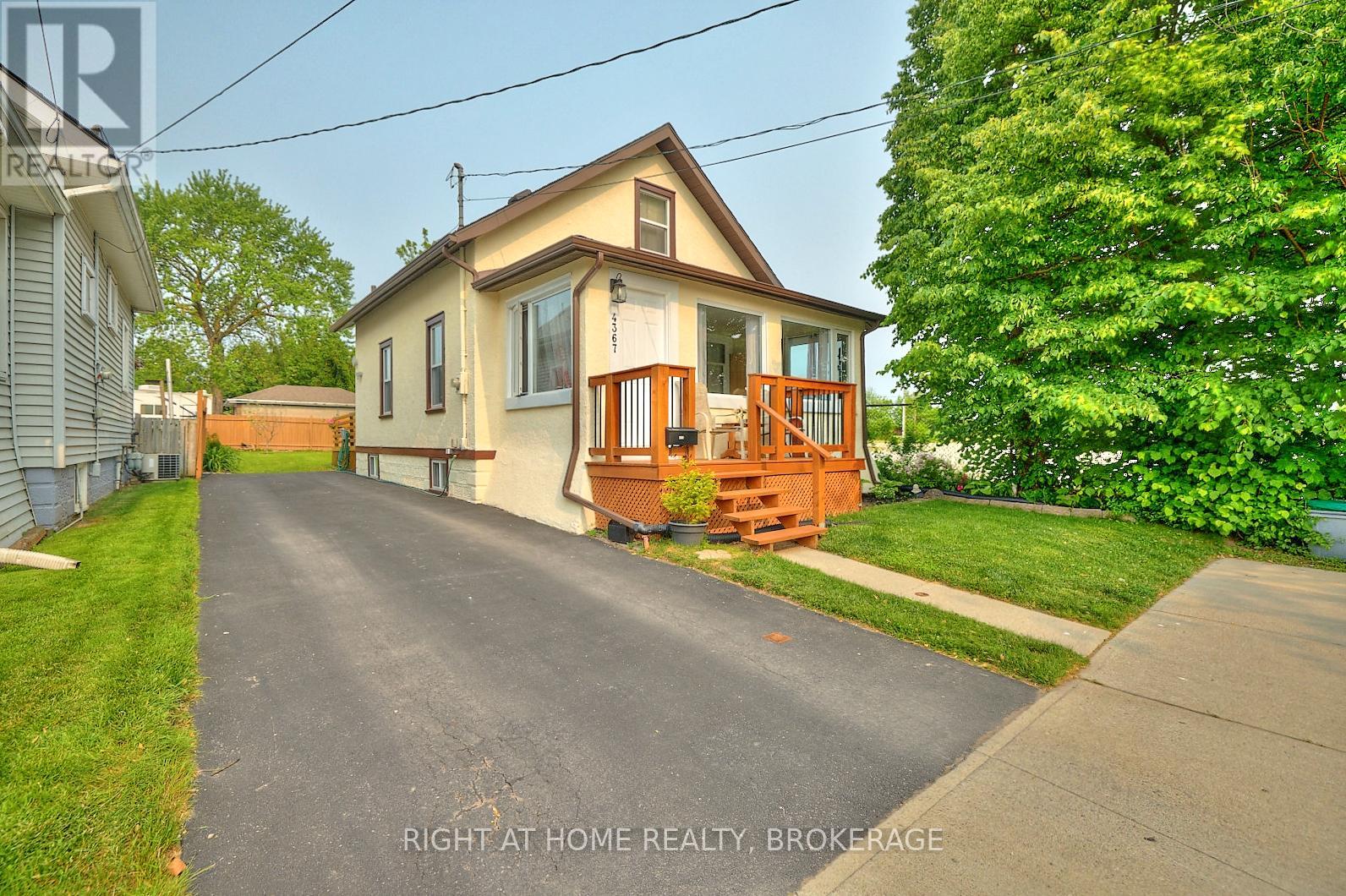 4367 Homewood Avenue, Niagara Falls, Ontario  L2E 4X3 - Photo 2 - X13425568