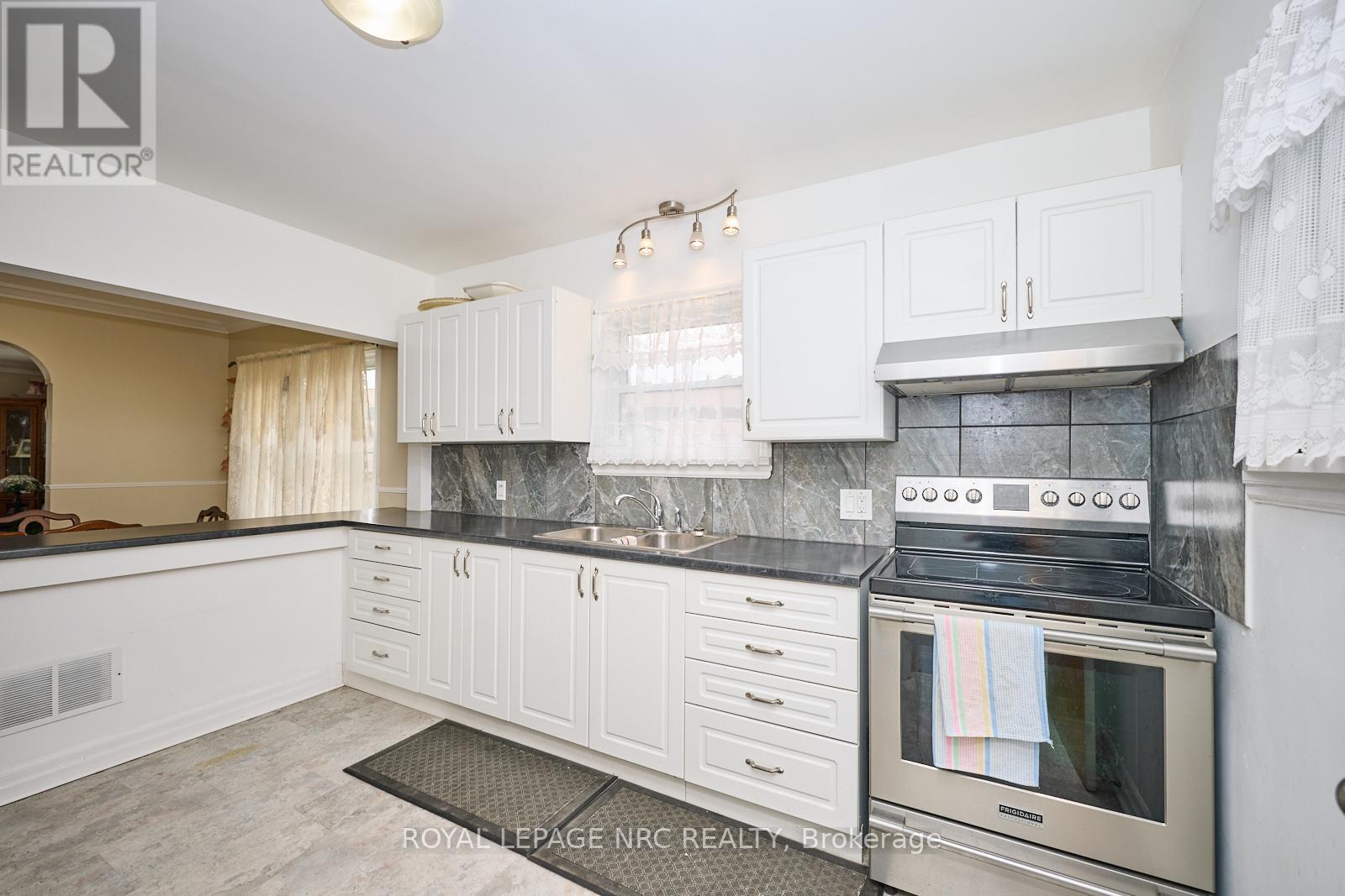 1 Thorndale Avenue, St. Catharines, Ontario  L2R 6A2 - Photo 12 - X13442250
