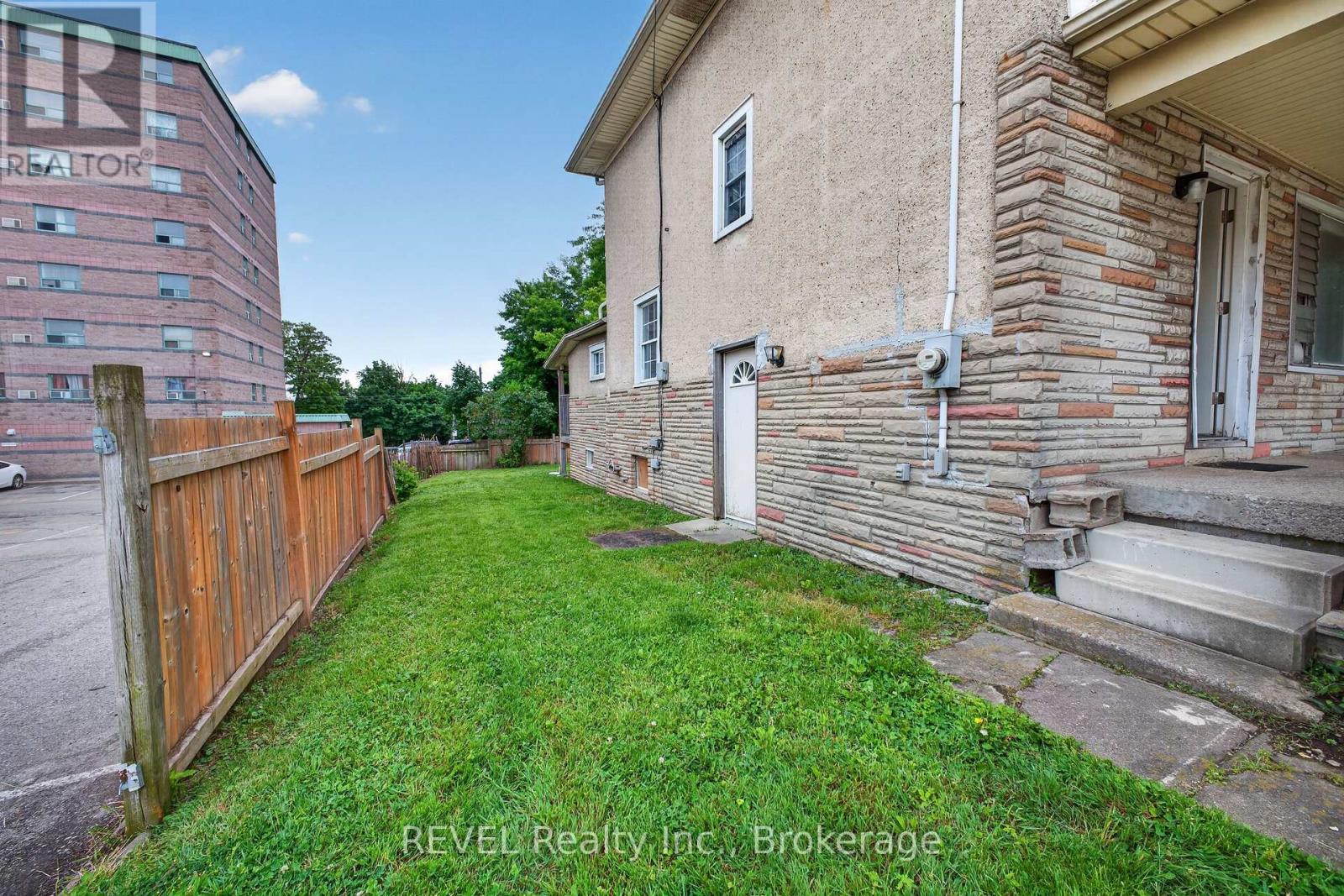 64 Division Street, St. Catharines, Ontario  L2R 3G6 - Photo 2 - X13443346