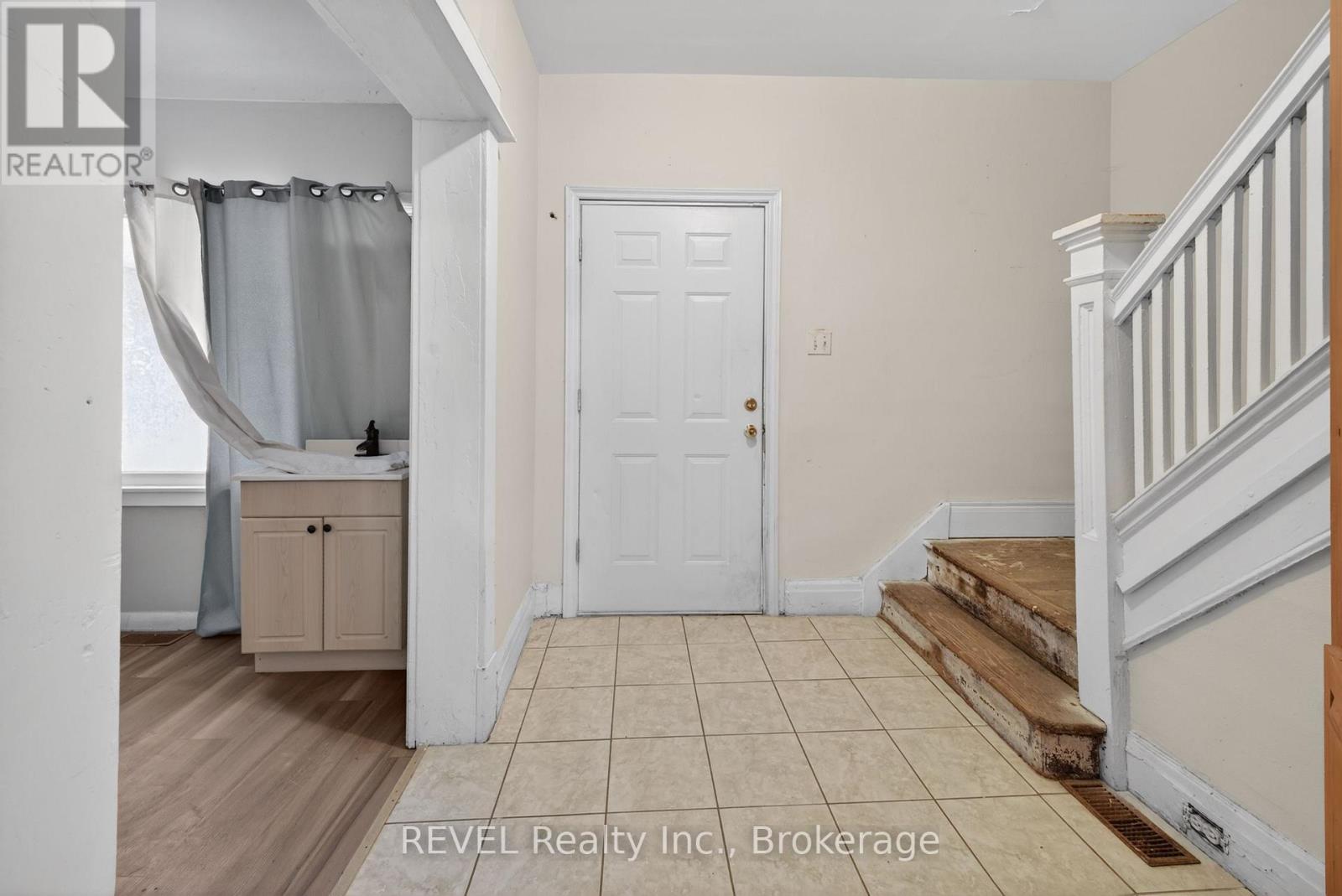 64 Division Street, St. Catharines, Ontario  L2R 3G6 - Photo 3 - X13443346