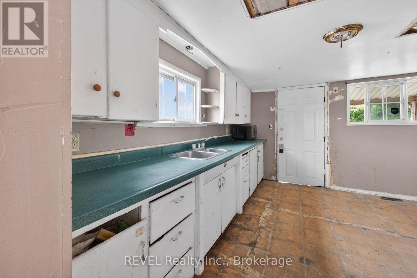 64 Division Street, St. Catharines, Ontario  L2R 3G6 - Photo 7 - X13443346