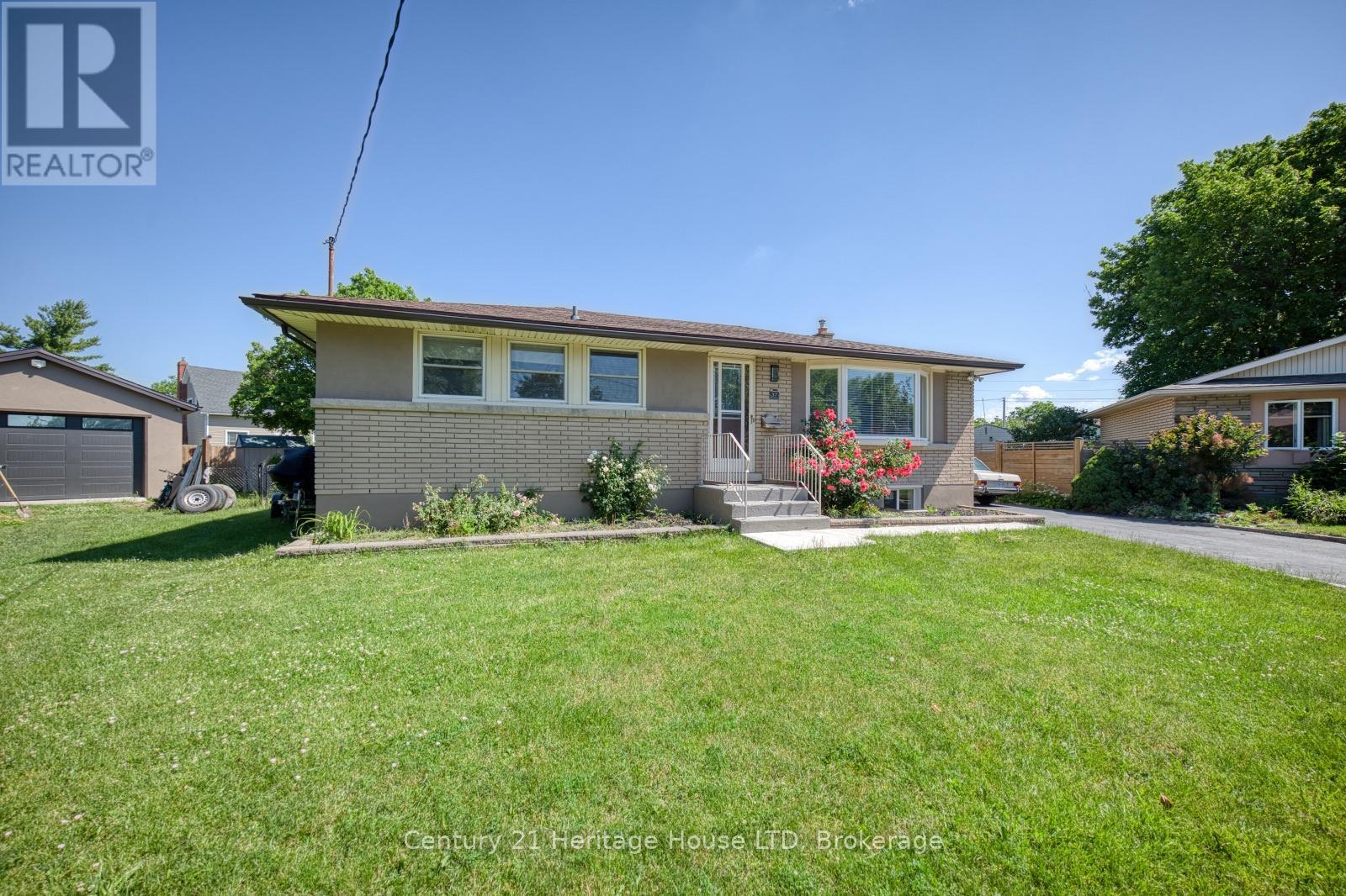 37 Coronation Boulevard, St. Catharines, Ontario  L2S 2V2 - Photo 2 - X13454350