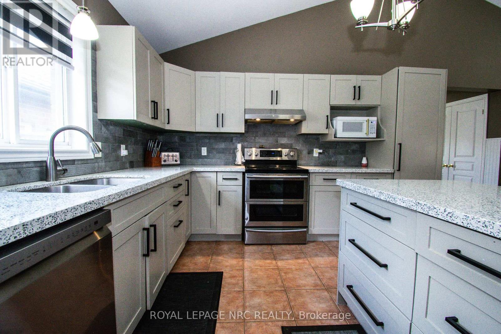 15 Arlene Street, St. Catharines, Ontario  L2S 4C9 - Photo 10 - X13461780