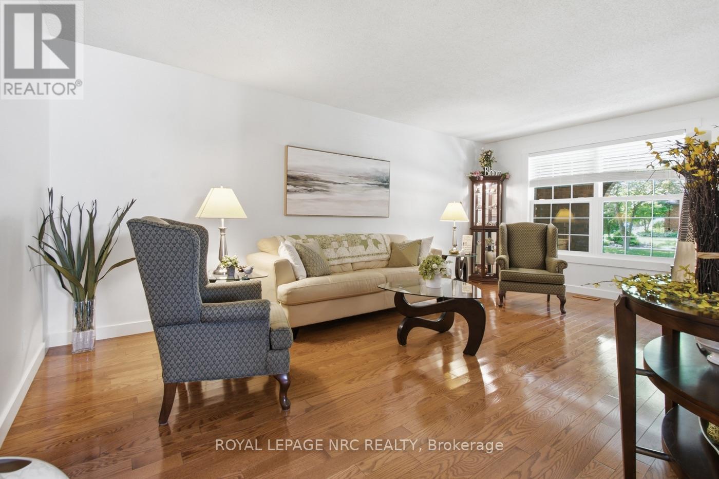 37 Spruceside Crescent, Pelham, Ontario  L3E 0G1 - Photo 4 - X13465252