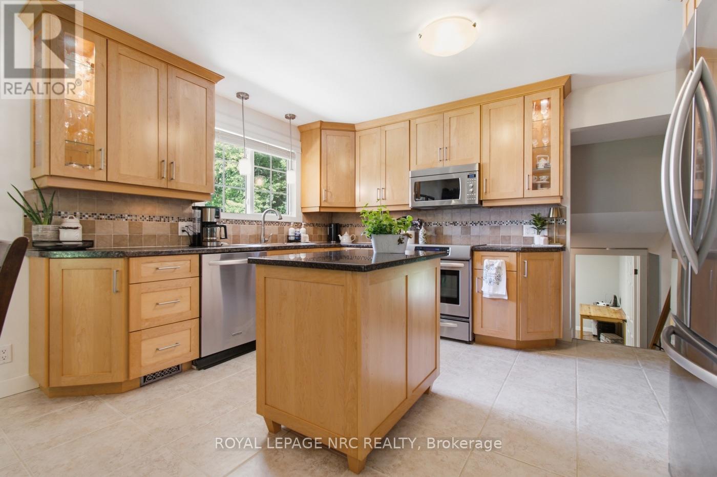 37 Spruceside Crescent, Pelham, Ontario  L3E 0G1 - Photo 7 - X13465252