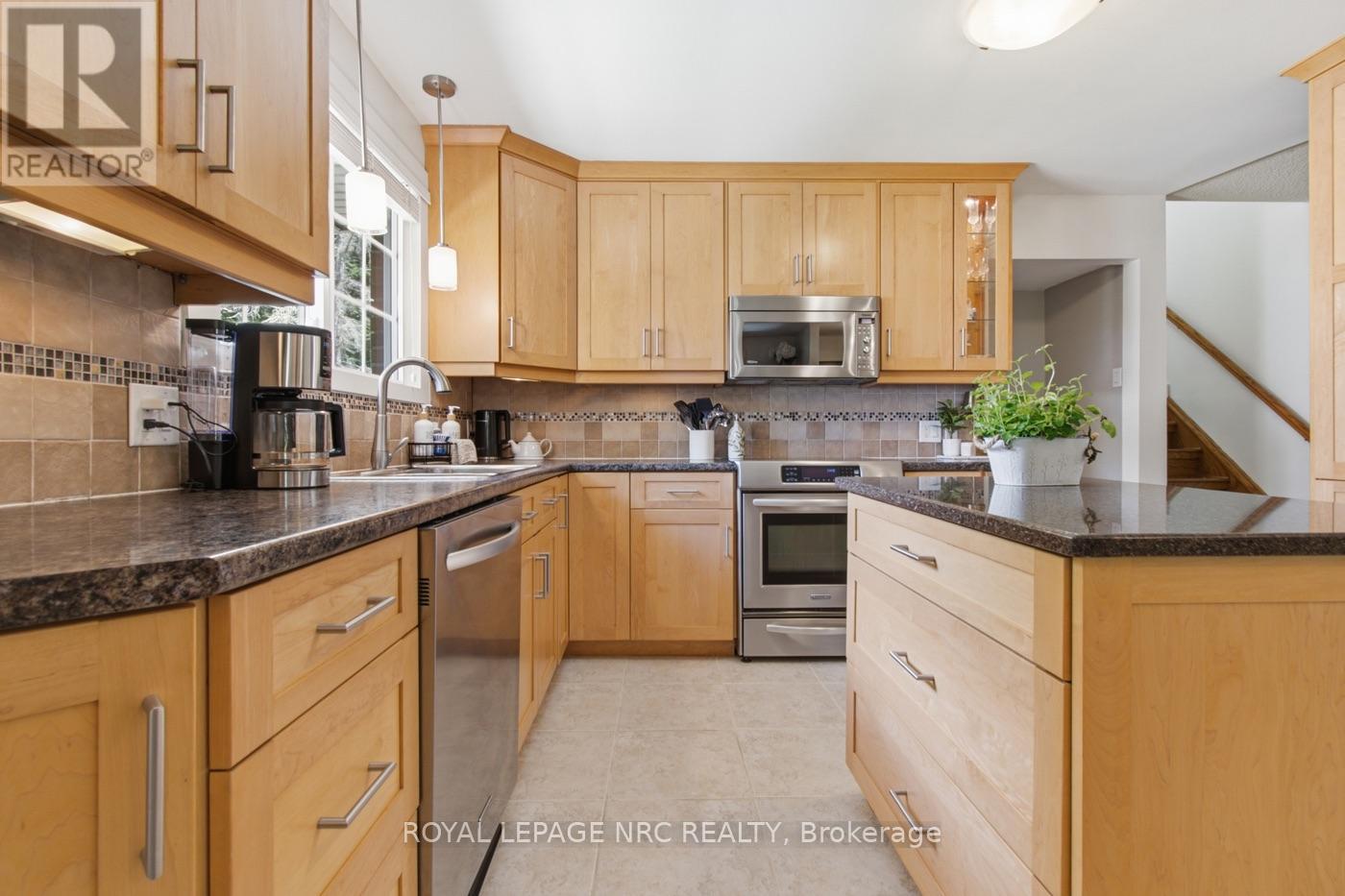 37 Spruceside Crescent, Pelham, Ontario  L3E 0G1 - Photo 8 - X13465252