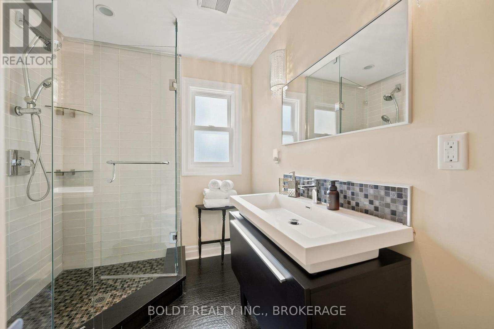 9 Woodgate Avenue, St. Catharines, Ontario  L2R 3V3 - Photo 16 - X13468280