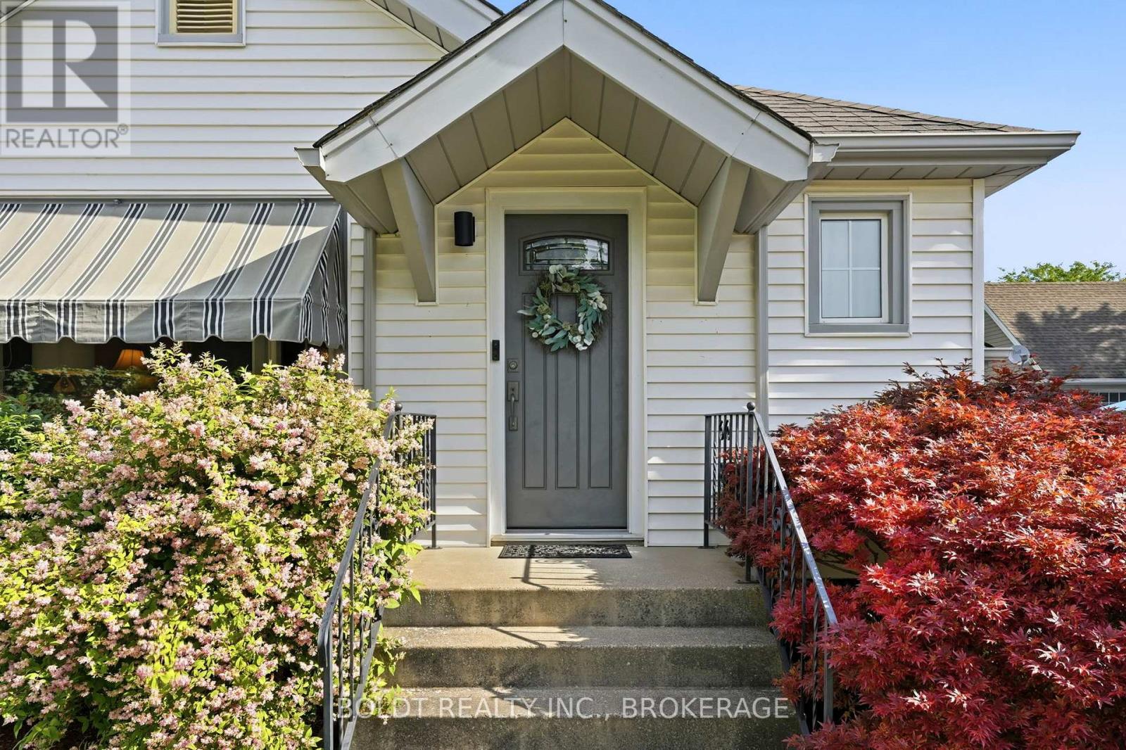9 Woodgate Avenue, St. Catharines, Ontario  L2R 3V3 - Photo 2 - X13468280