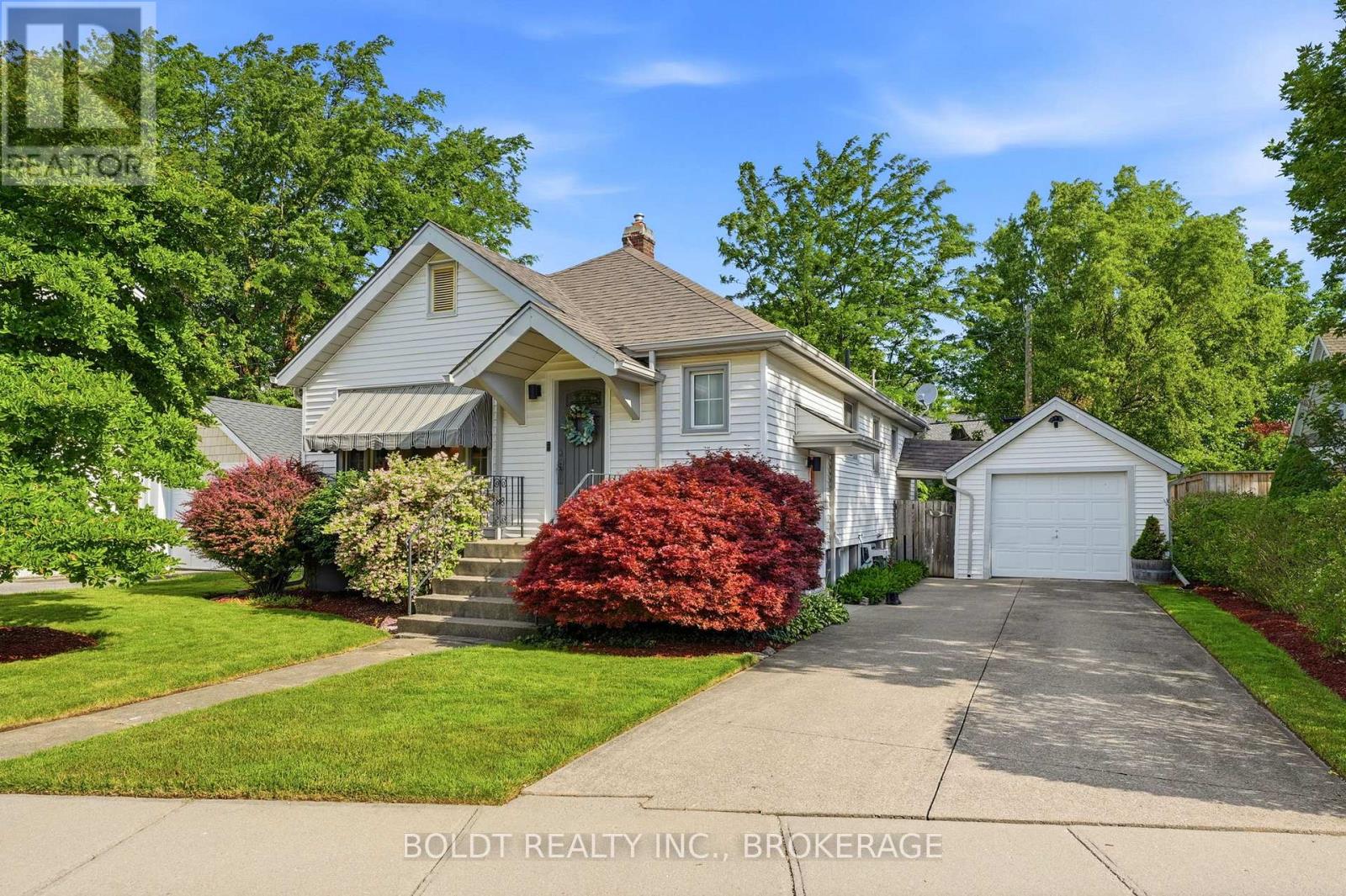 9 Woodgate Avenue, St. Catharines, Ontario  L2R 3V3 - Photo 3 - X13468280