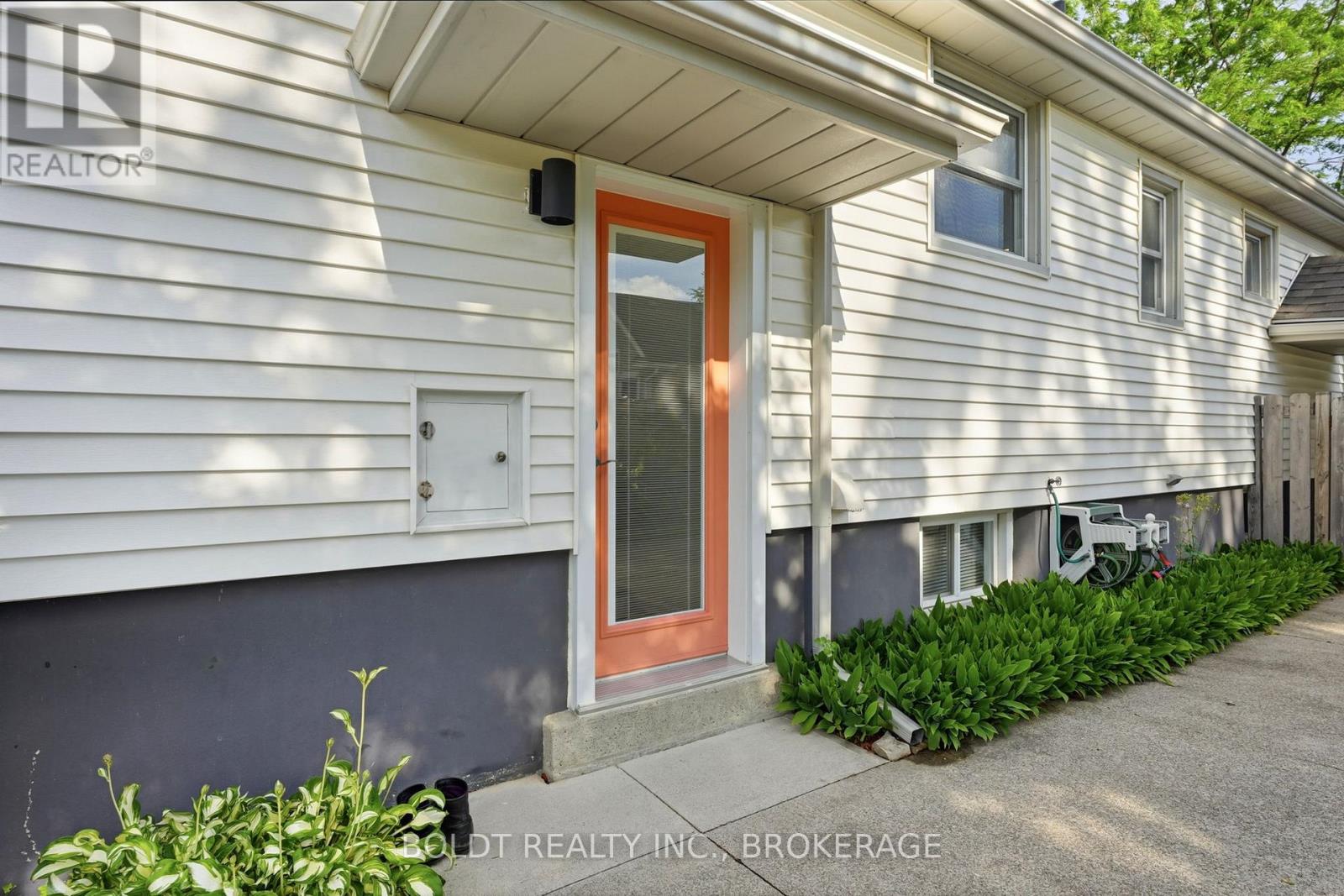 9 Woodgate Avenue, St. Catharines, Ontario  L2R 3V3 - Photo 4 - X13468280