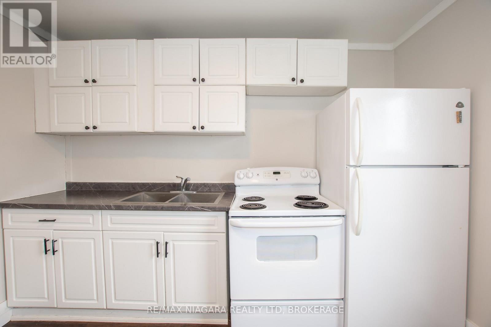 4 Manchester Avenue, St. Catharines, Ontario  L2R 1N8 - Photo 11 - X13469520