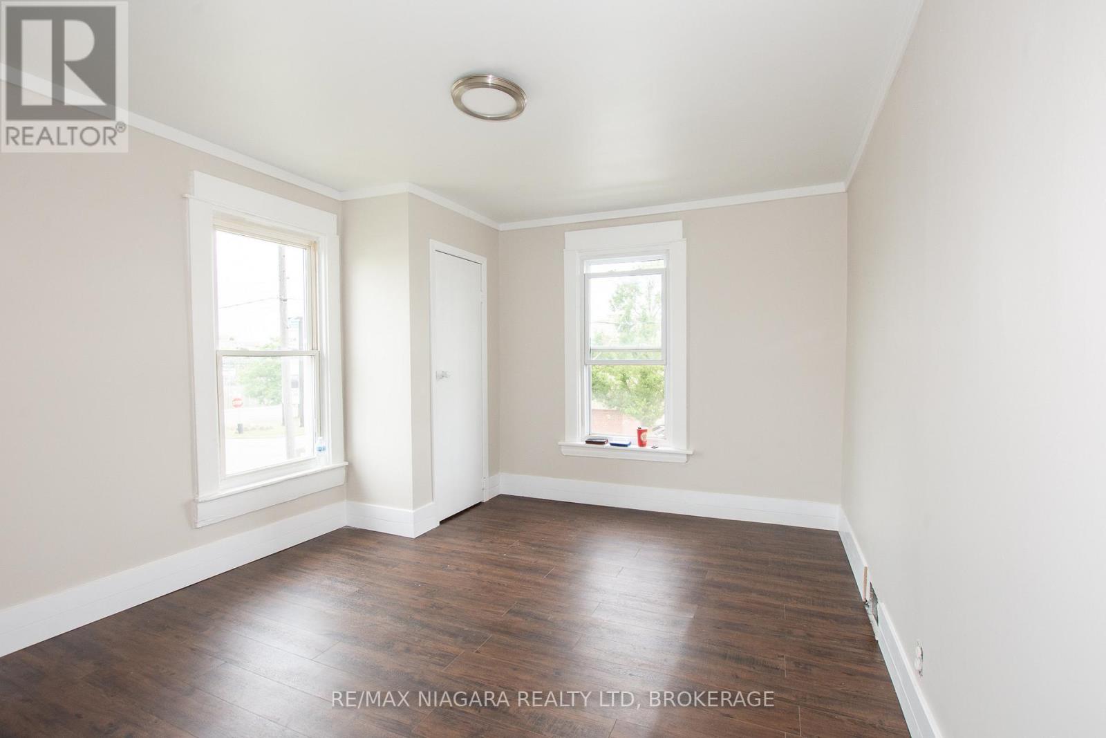 4 Manchester Avenue, St. Catharines, Ontario  L2R 1N8 - Photo 3 - X13469520