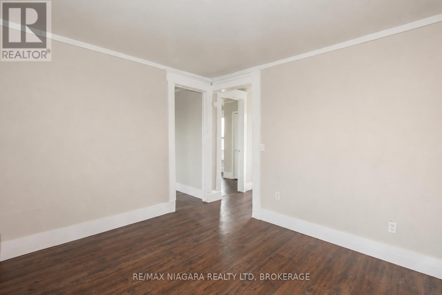 4 Manchester Avenue, St. Catharines, Ontario  L2R 1N8 - Photo 4 - X13469520