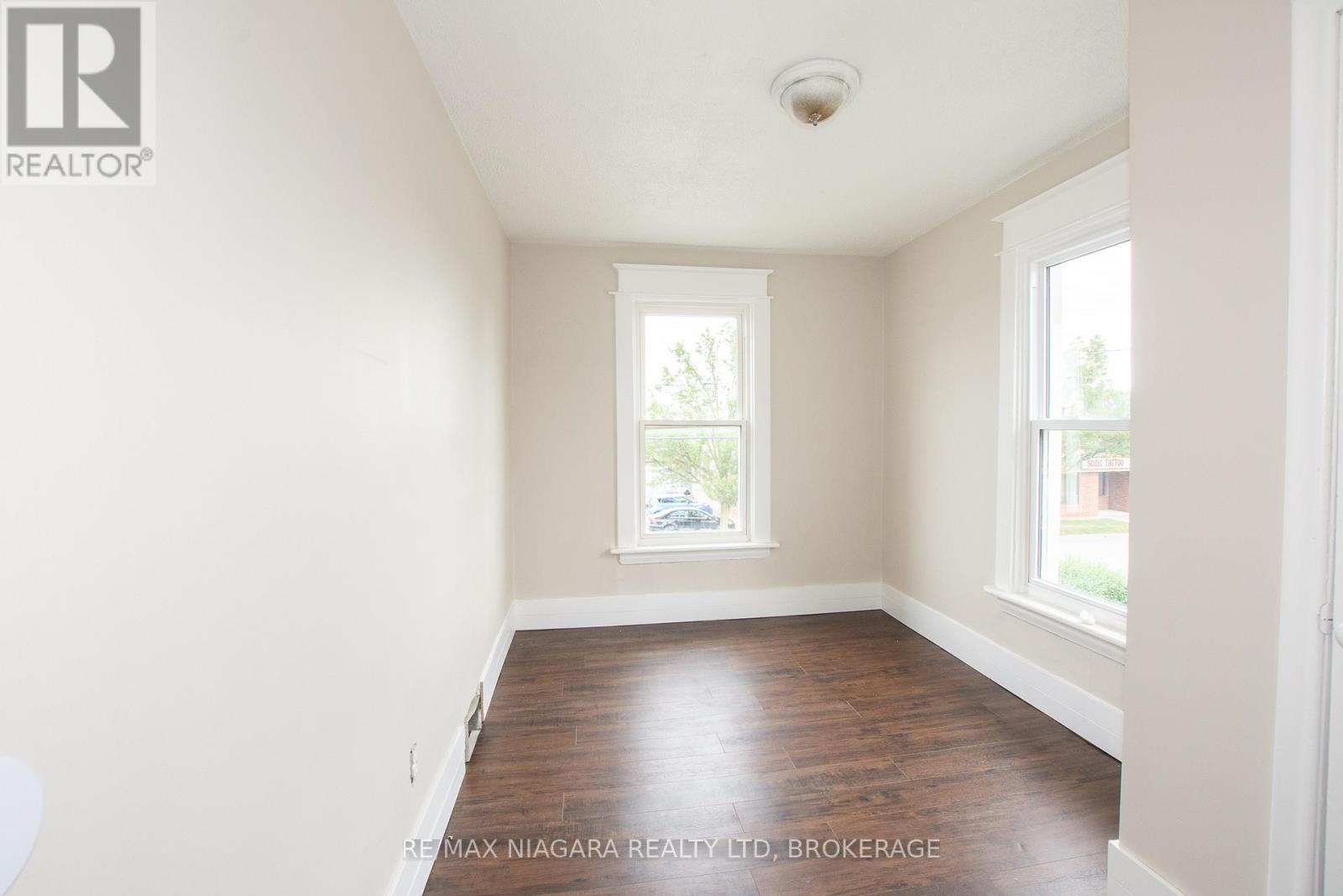 4 Manchester Avenue, St. Catharines, Ontario  L2R 1N8 - Photo 5 - X13469520