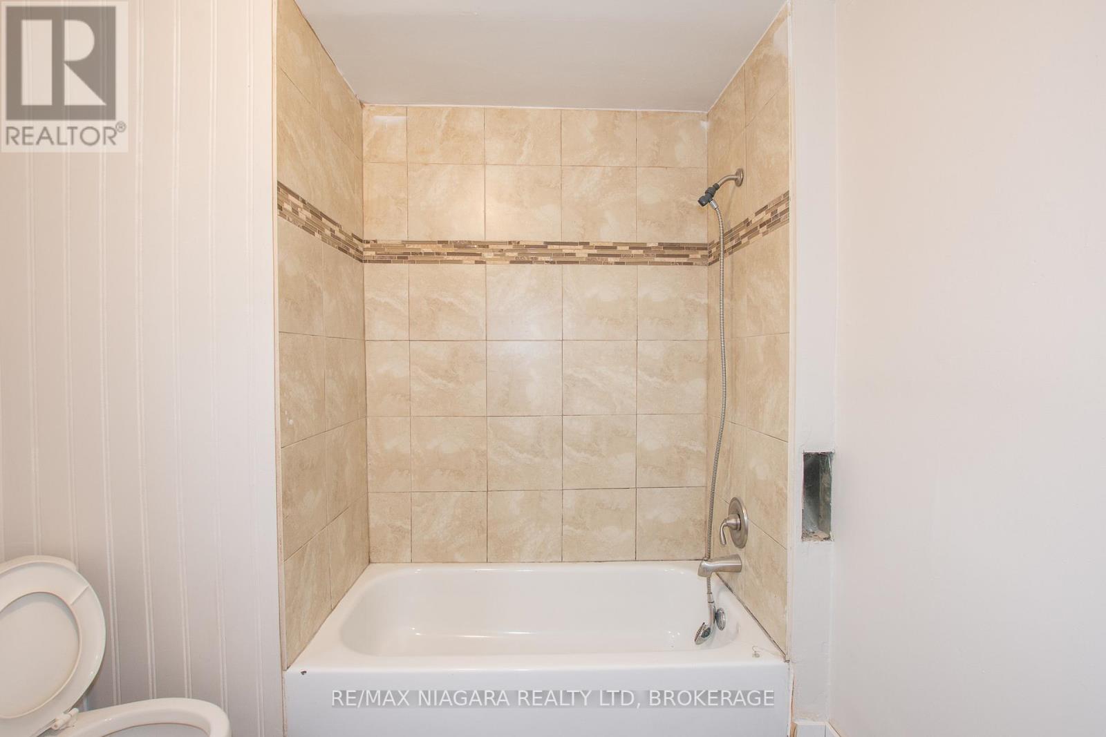 4 Manchester Avenue, St. Catharines, Ontario  L2R 1N8 - Photo 6 - X13469520