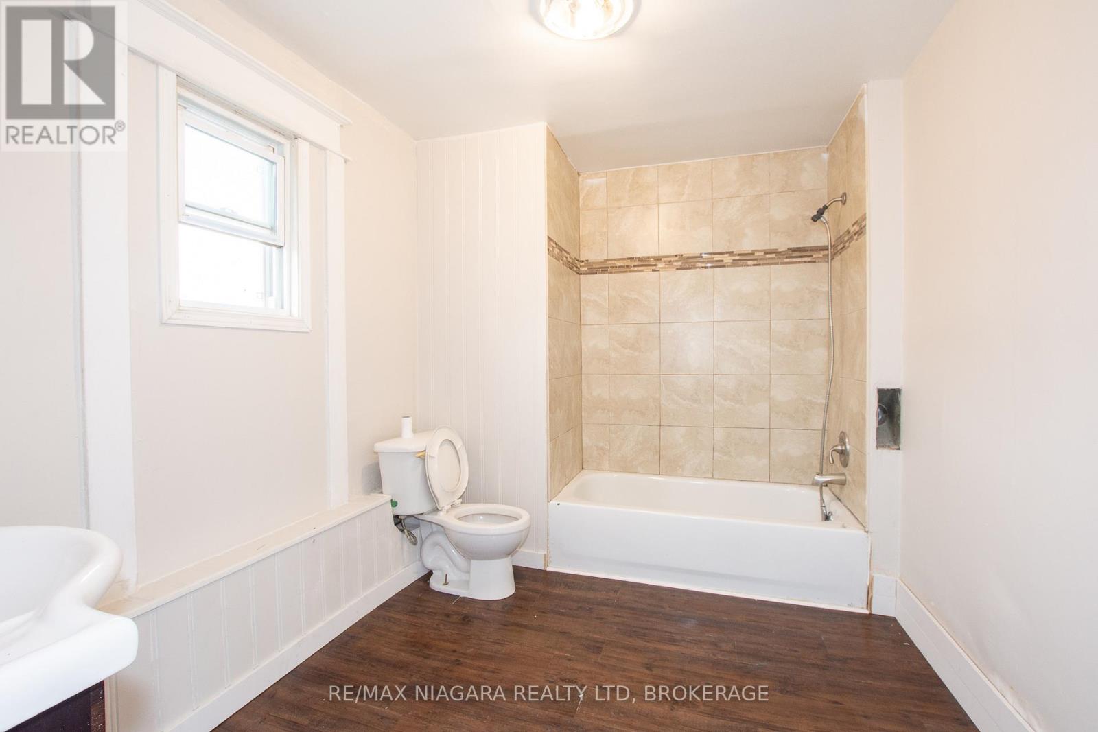 4 Manchester Avenue, St. Catharines, Ontario  L2R 1N8 - Photo 7 - X13469520