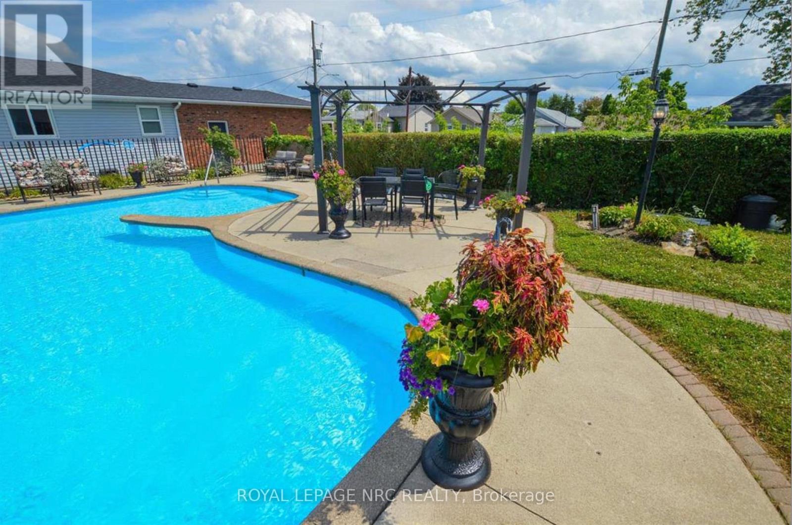 68 Pine Street S, Thorold, Ontario  L2V 3L4 - Photo 2 - X13469638