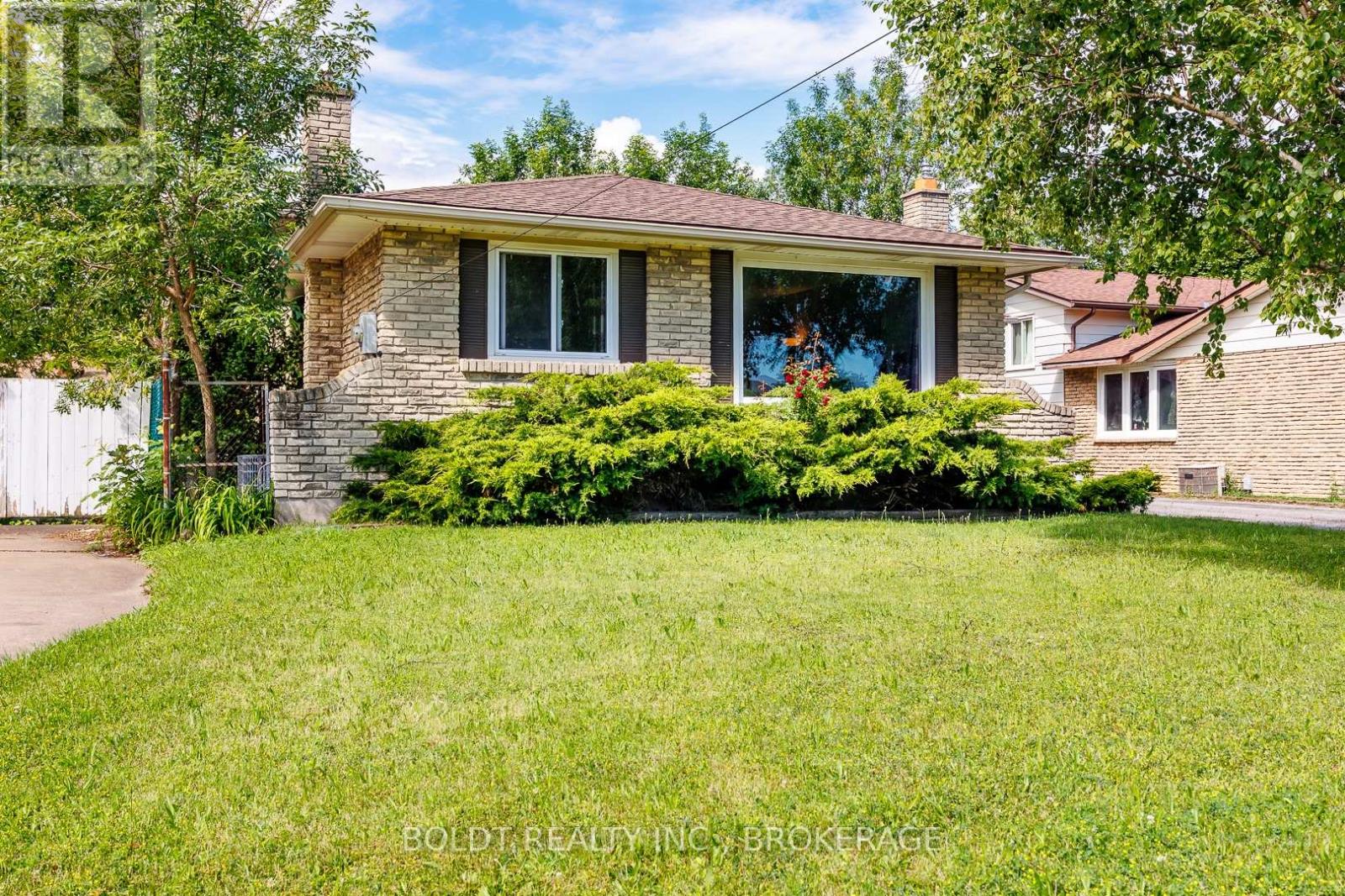 29 Tupper Drive, Thorold, Ontario  L2V 4G8 - Photo 2 - X13474260