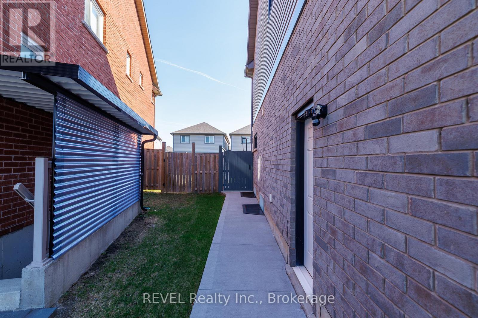 8 Elderberry Road, Thorold, Ontario  L2V 0E7 - Photo 5 - X13478474